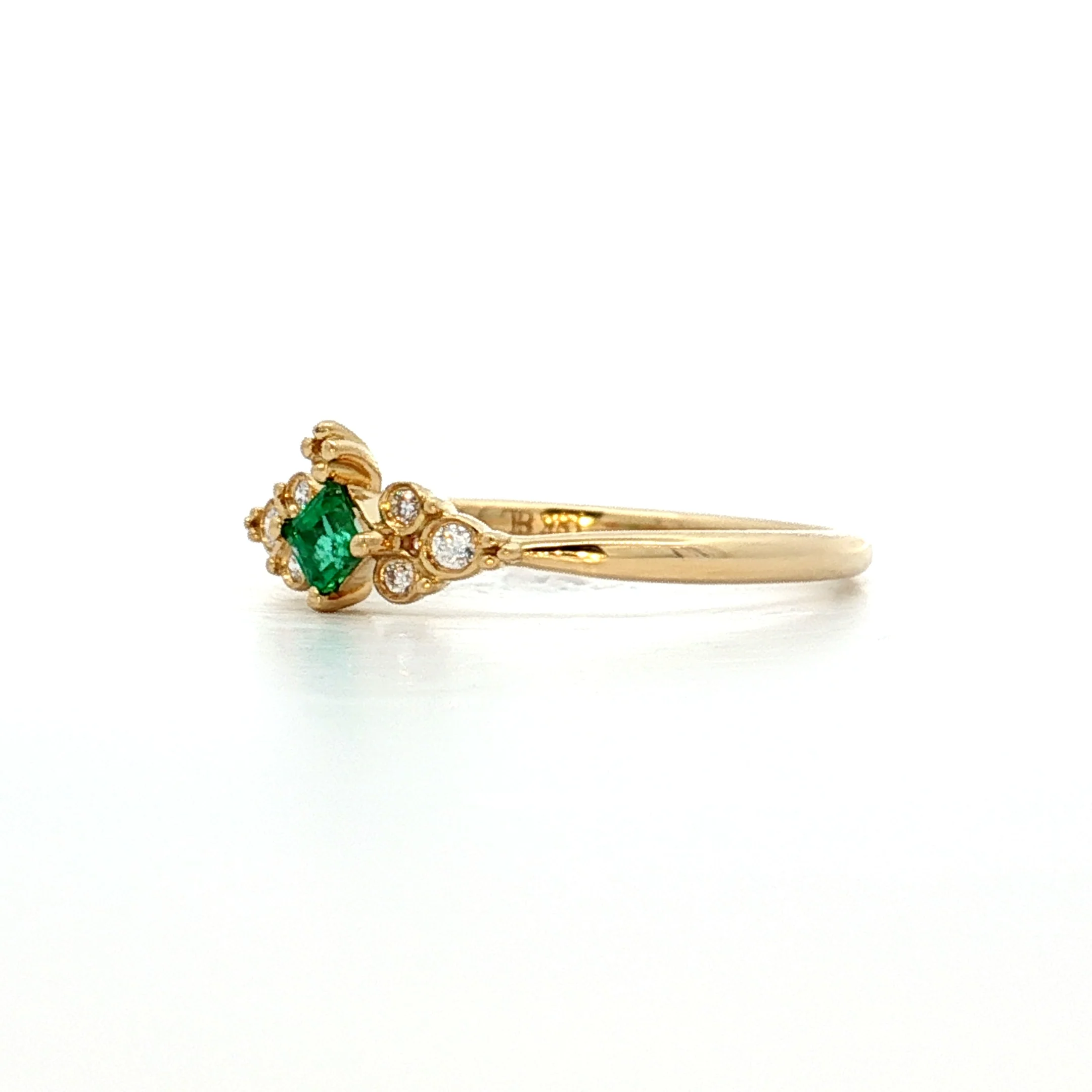.09 Square Emerald & Diamond Cluster Ring 18k - Image 2