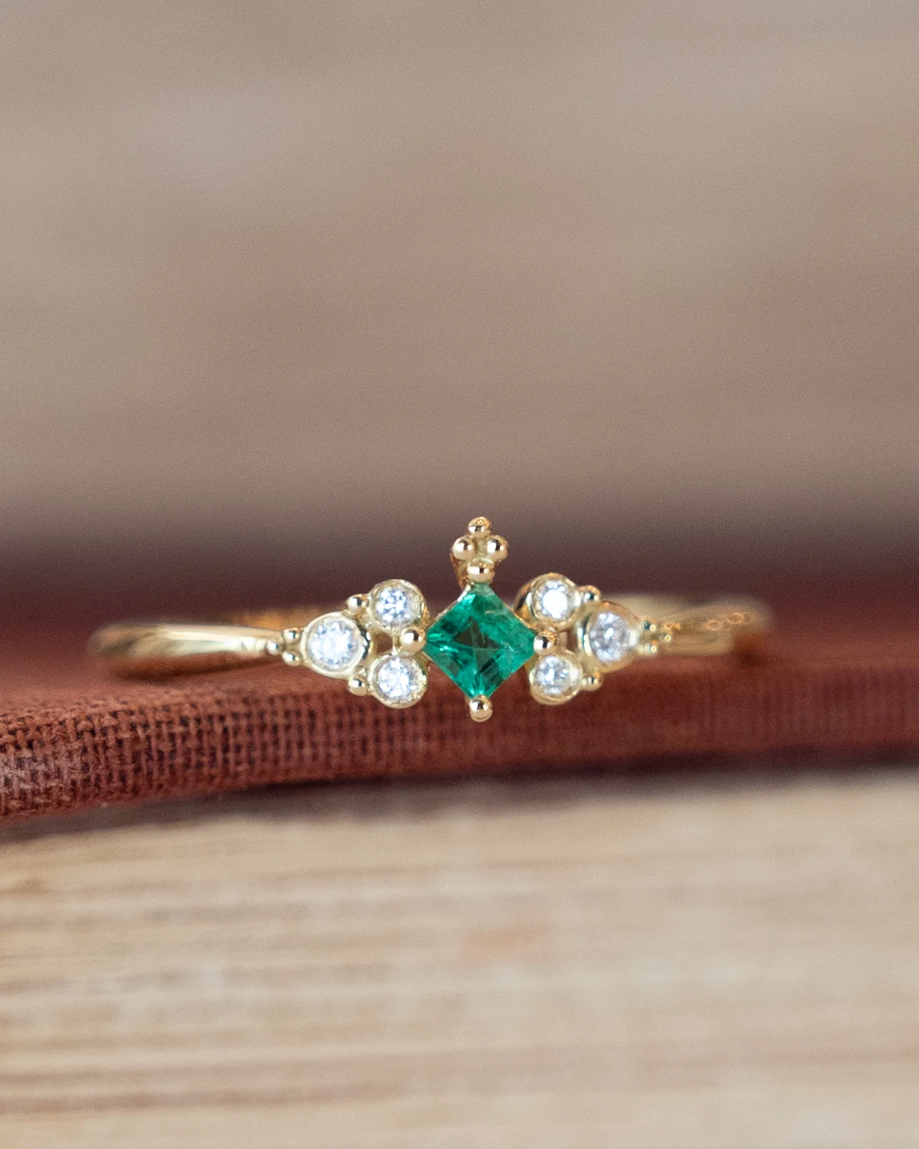 .09 Square Emerald & Diamond Cluster Ring 18k - Image 6
