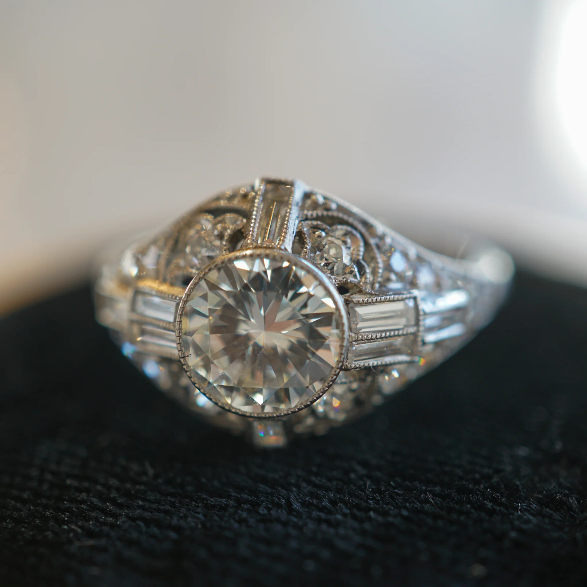 1.01 Vintage Art Deco Diamond Engagement Ring in Platinum - Image 6