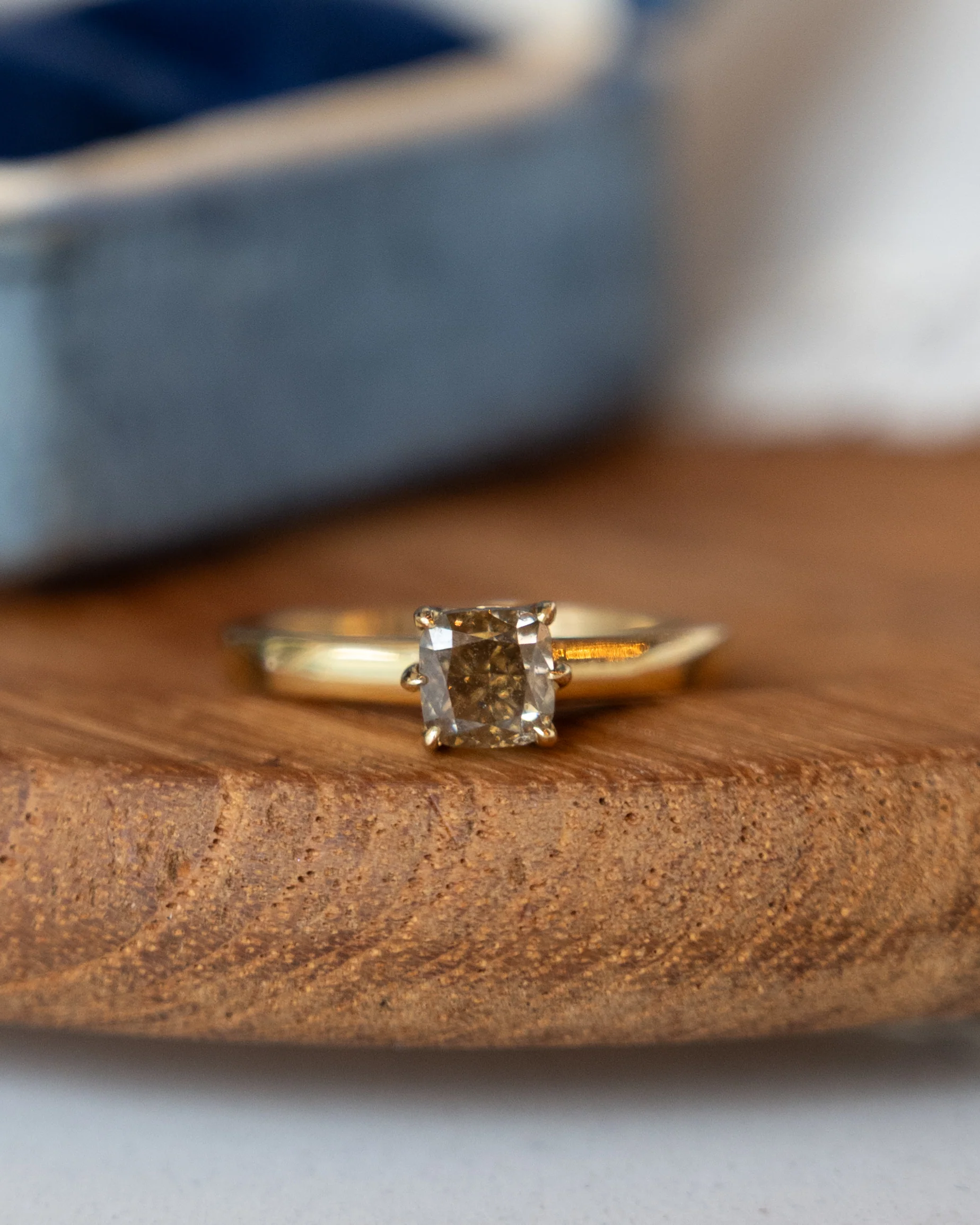 1.05 Cushion Diamond Solitaire Engagement Ring 18k - Image 7