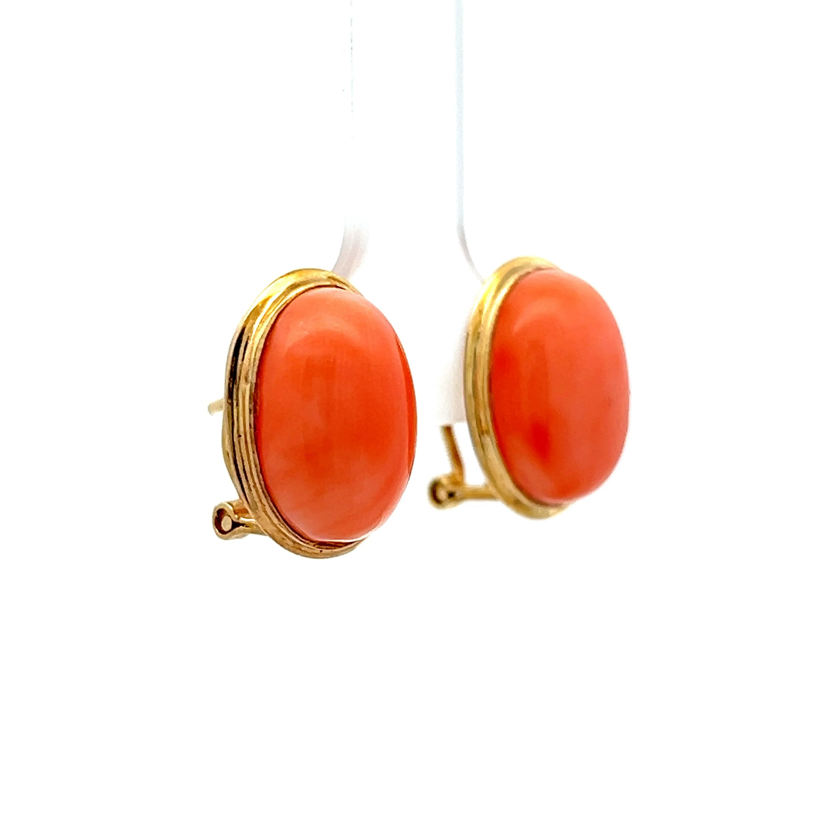 12.80 Cabochon Coral Earring Studs in Yellow Gold - Image 3