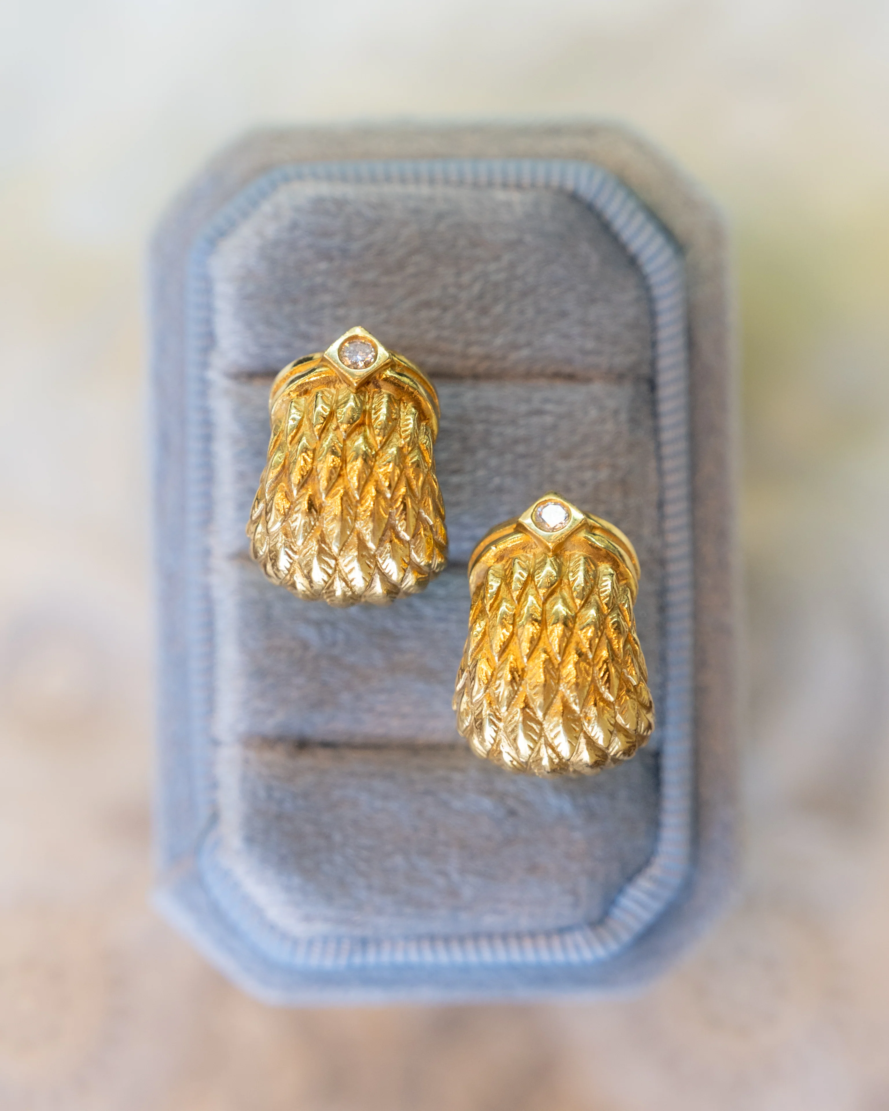 .12 Seidengang Feather Stud Earrings in 18k Yellow Gold - Image 4
