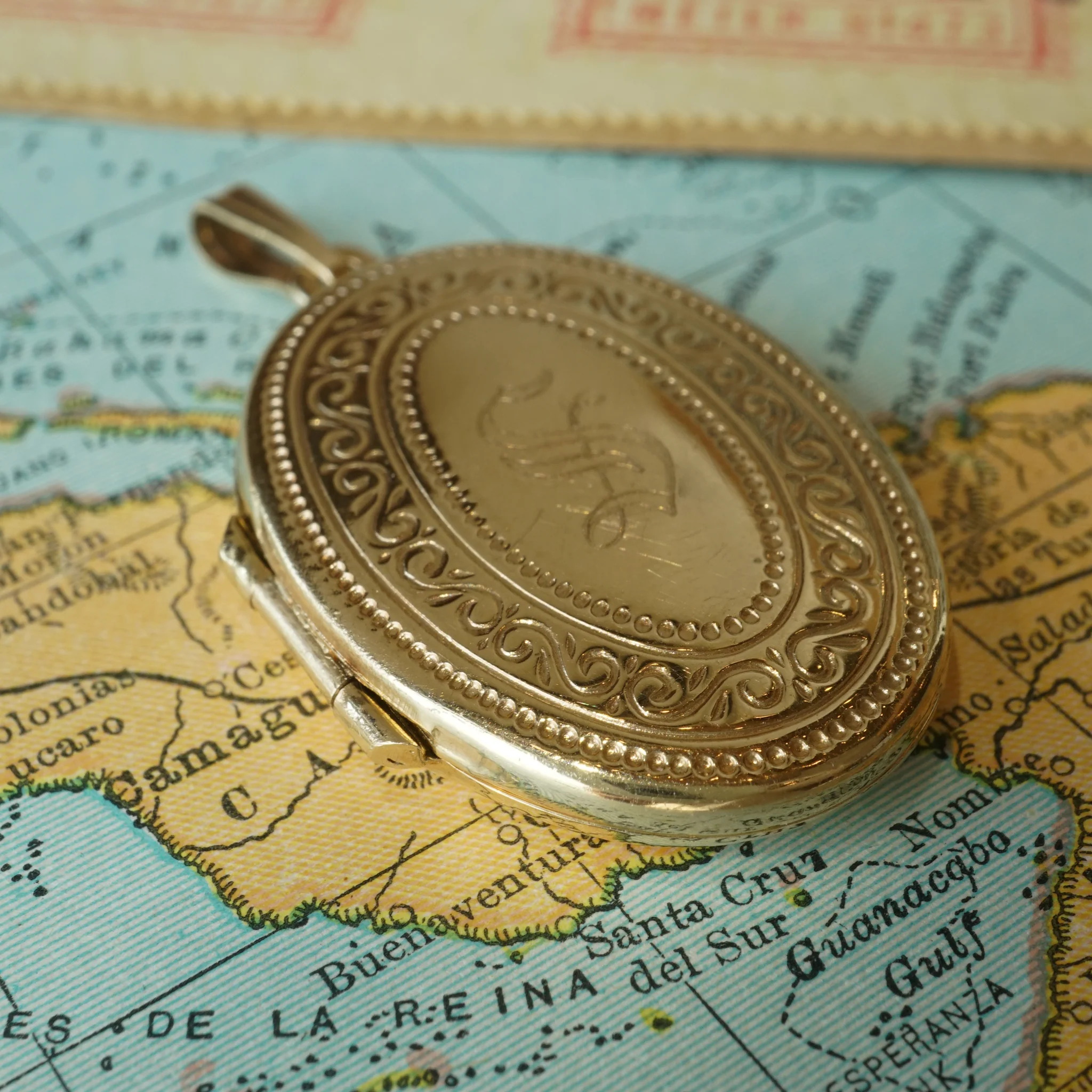 1960's Mid-Century Oval Locket in 14k Yellow Gold - Image 3