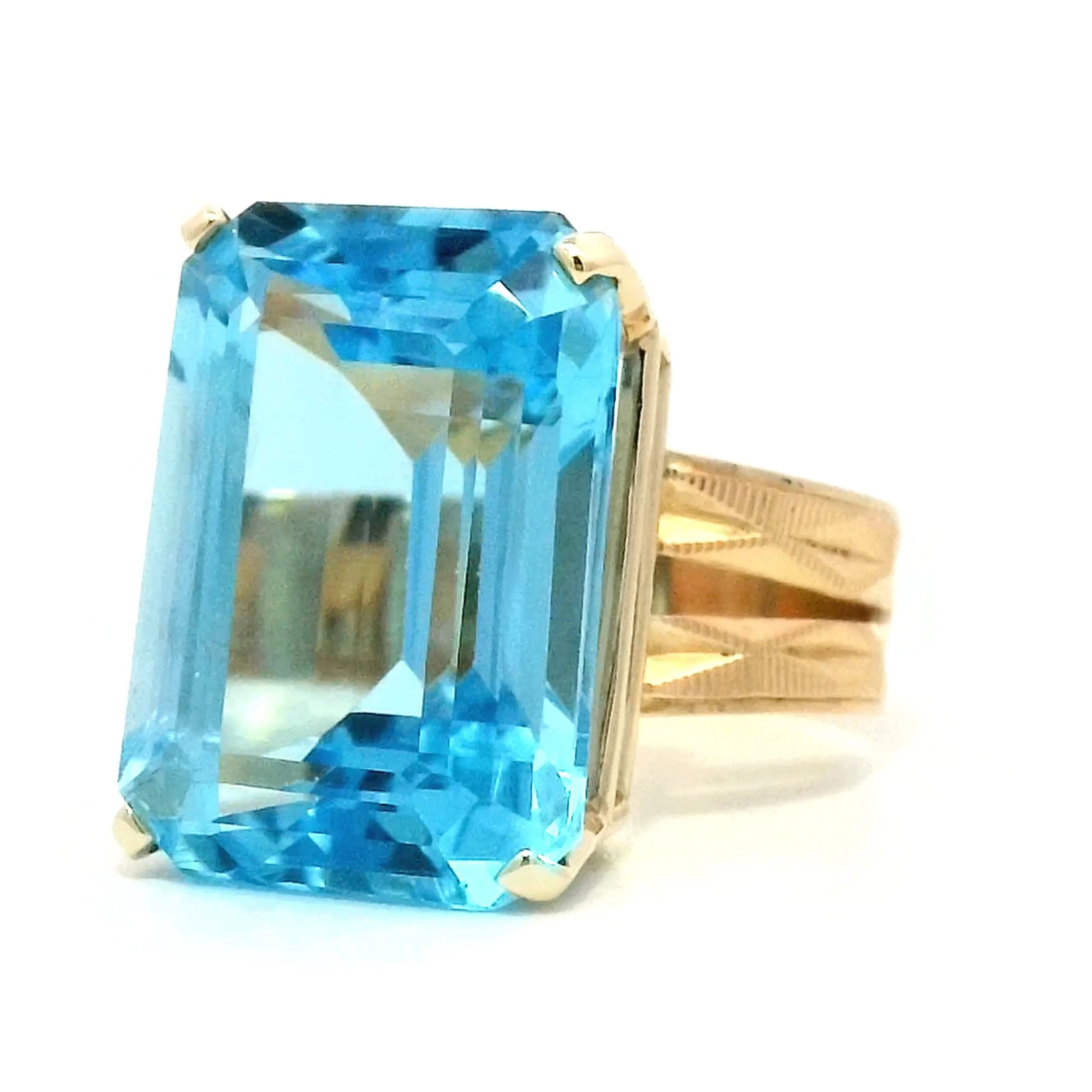 20.45 Blue Topaz Cocktail Ring in 14k Yellow Gold - Image 2