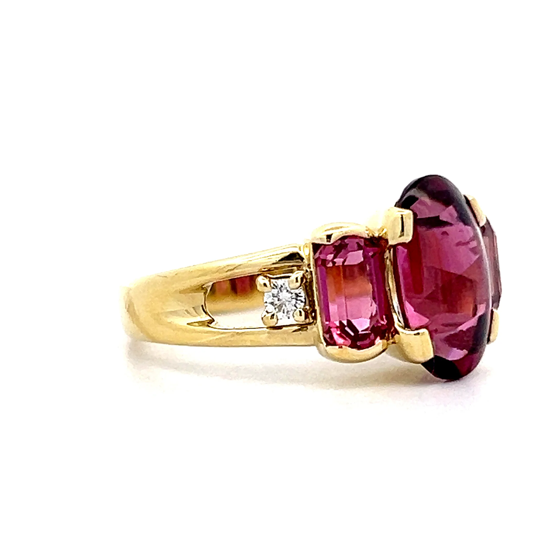3.68 Cabochon Garnet Cocktail Ring in 18k Yellow Gold - Image 3