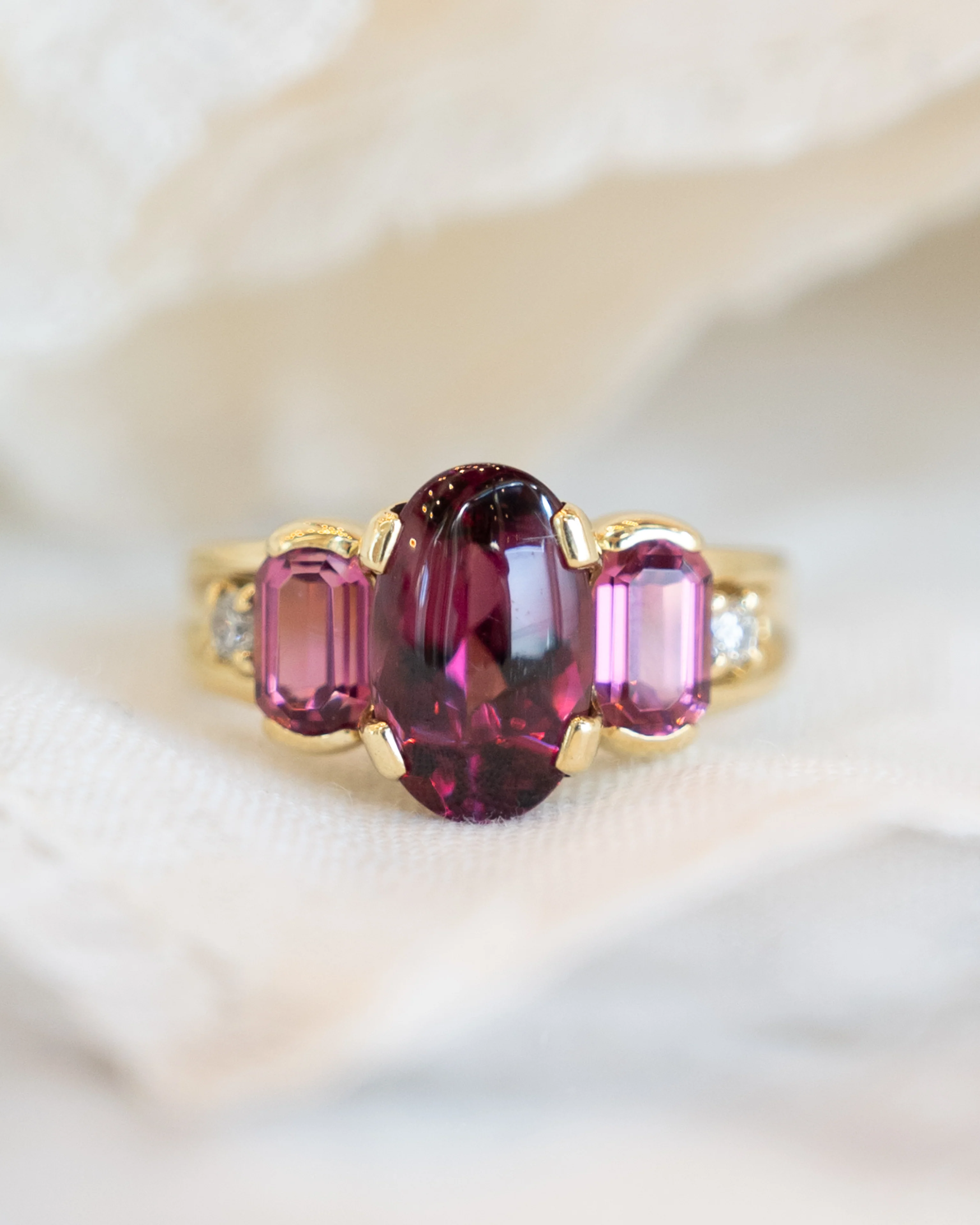3.68 Cabochon Garnet Cocktail Ring in 18k Yellow Gold - Image 6