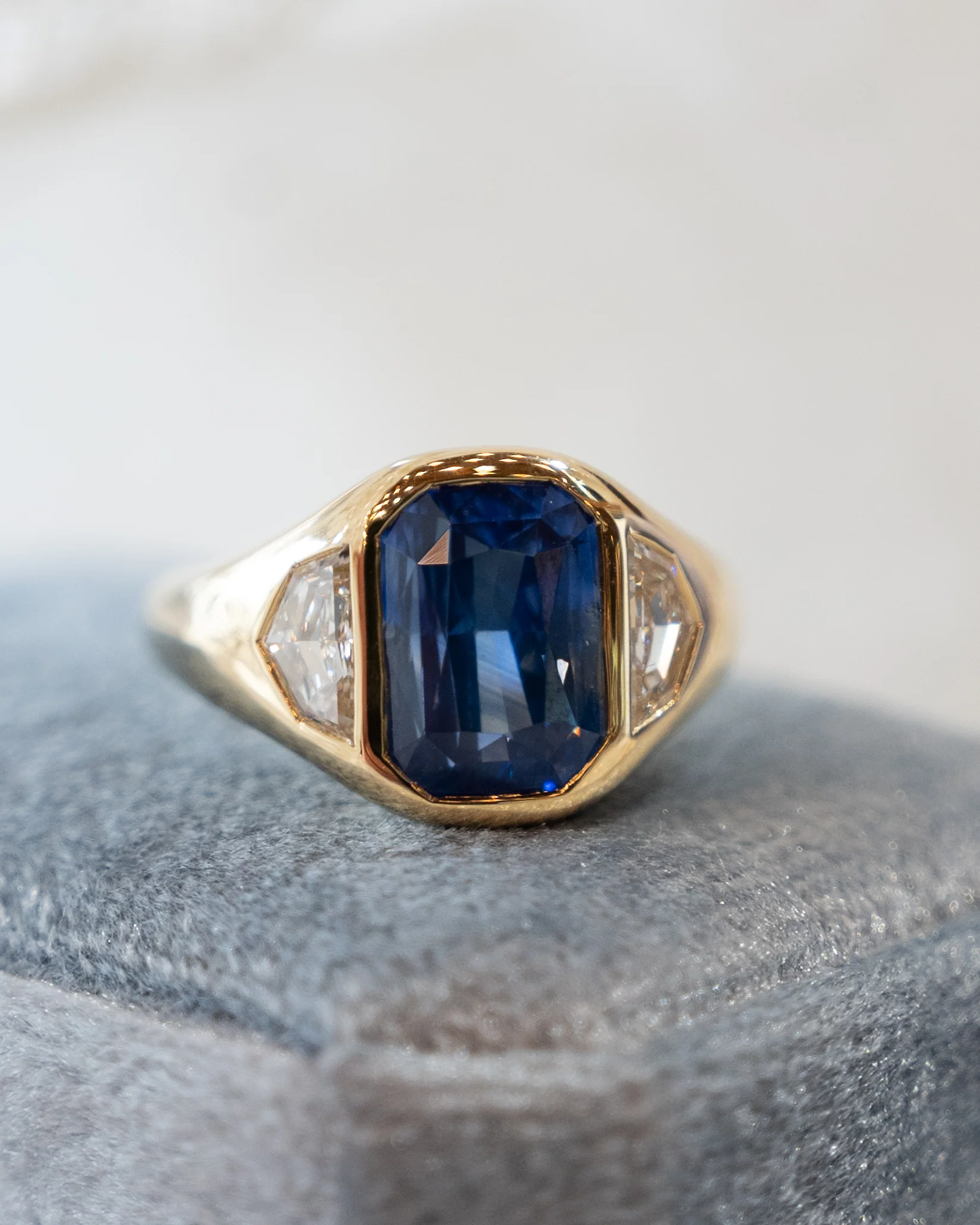 6.06 Cushion Cut Sapphire Engagement Ring 18k - Image 6