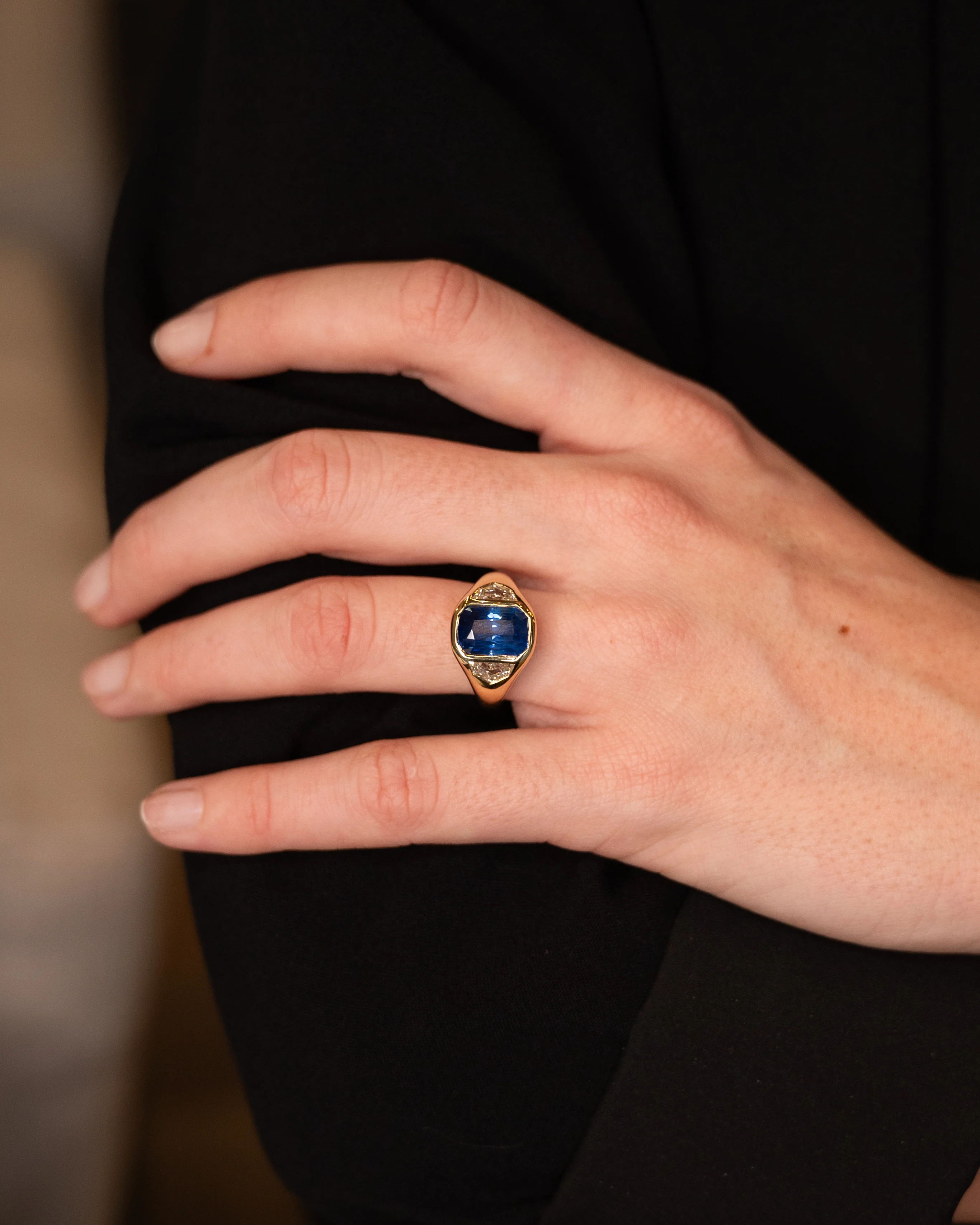 6.06 Cushion Cut Sapphire Engagement Ring 18k - Image 7