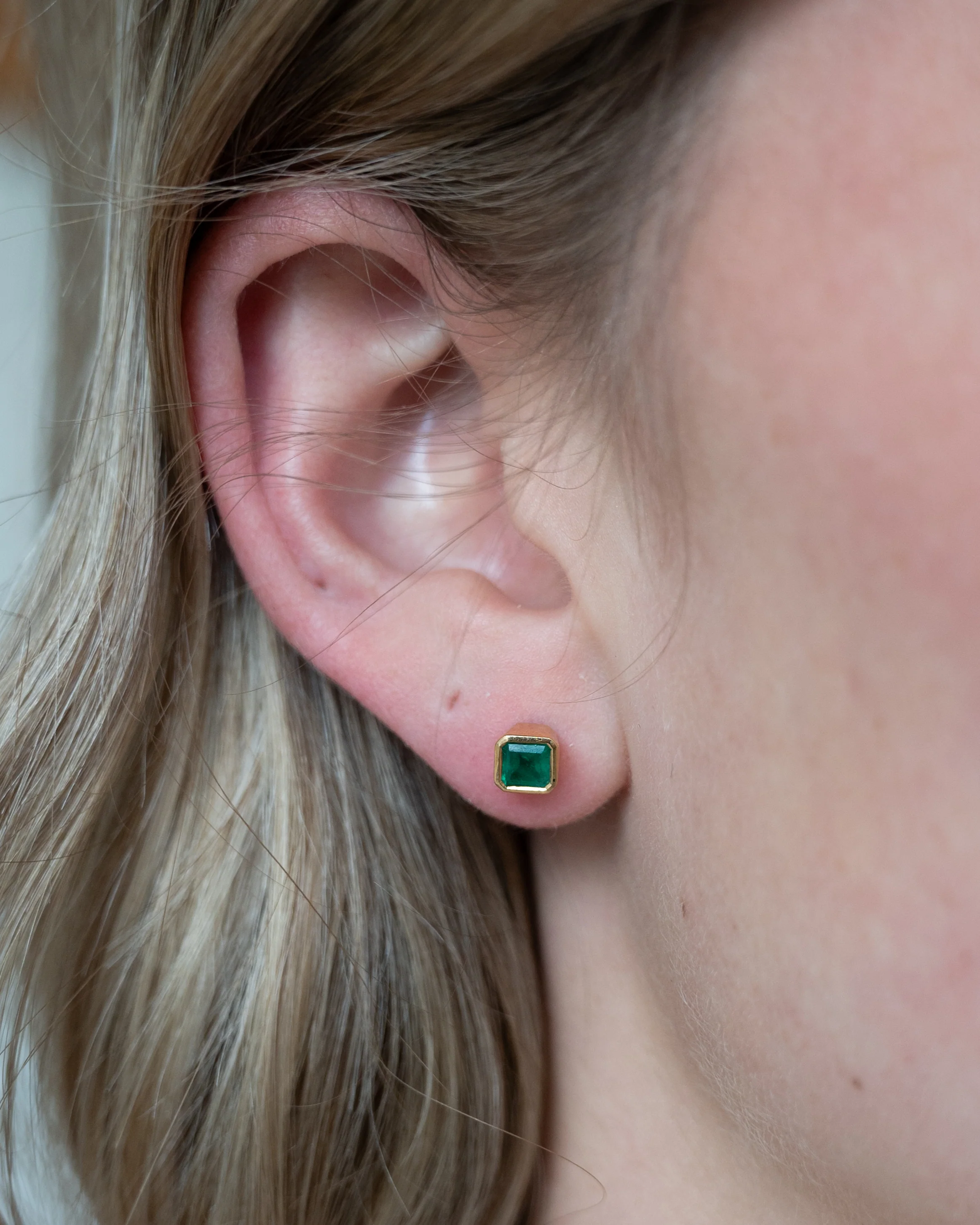 .80 Emerald Stud Earrings 18k Yellow Gold - Image 4