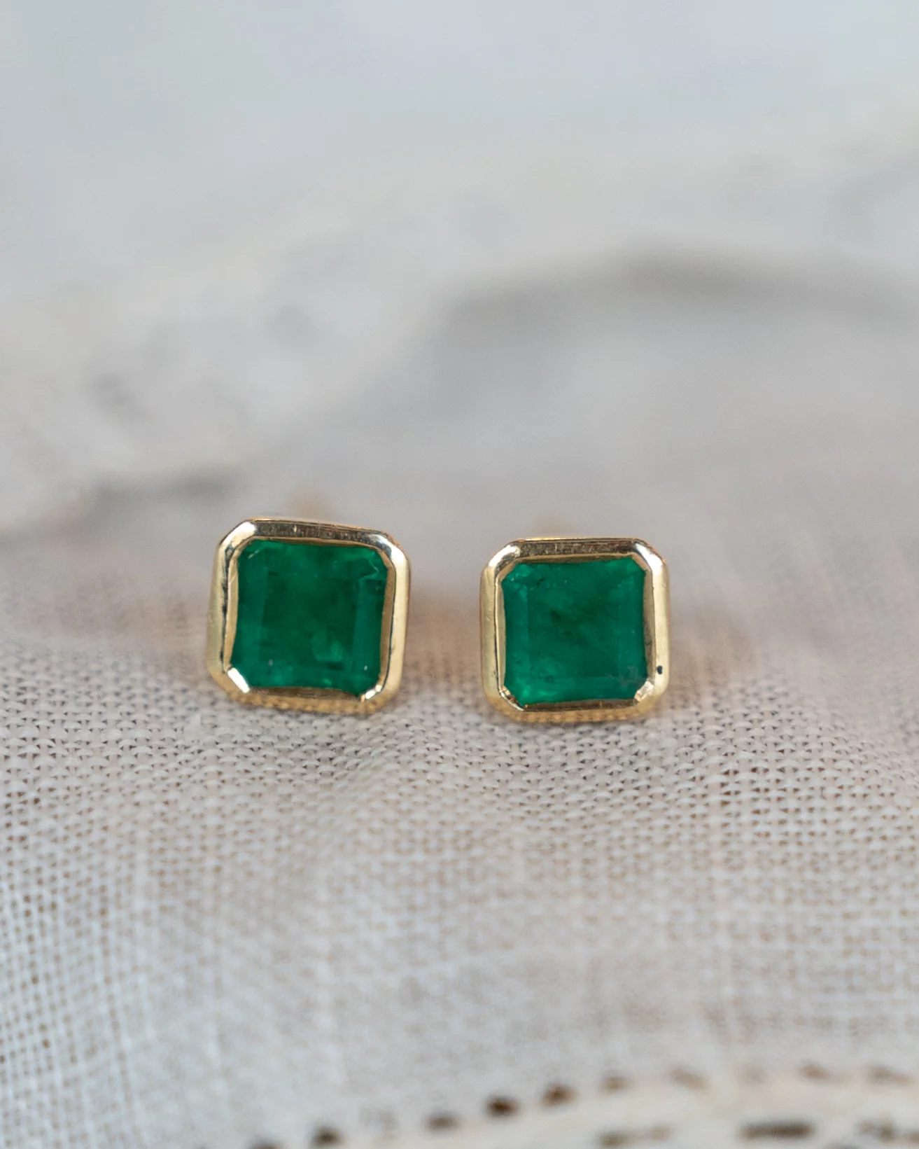 .80 Emerald Stud Earrings 18k Yellow Gold - Image 5
