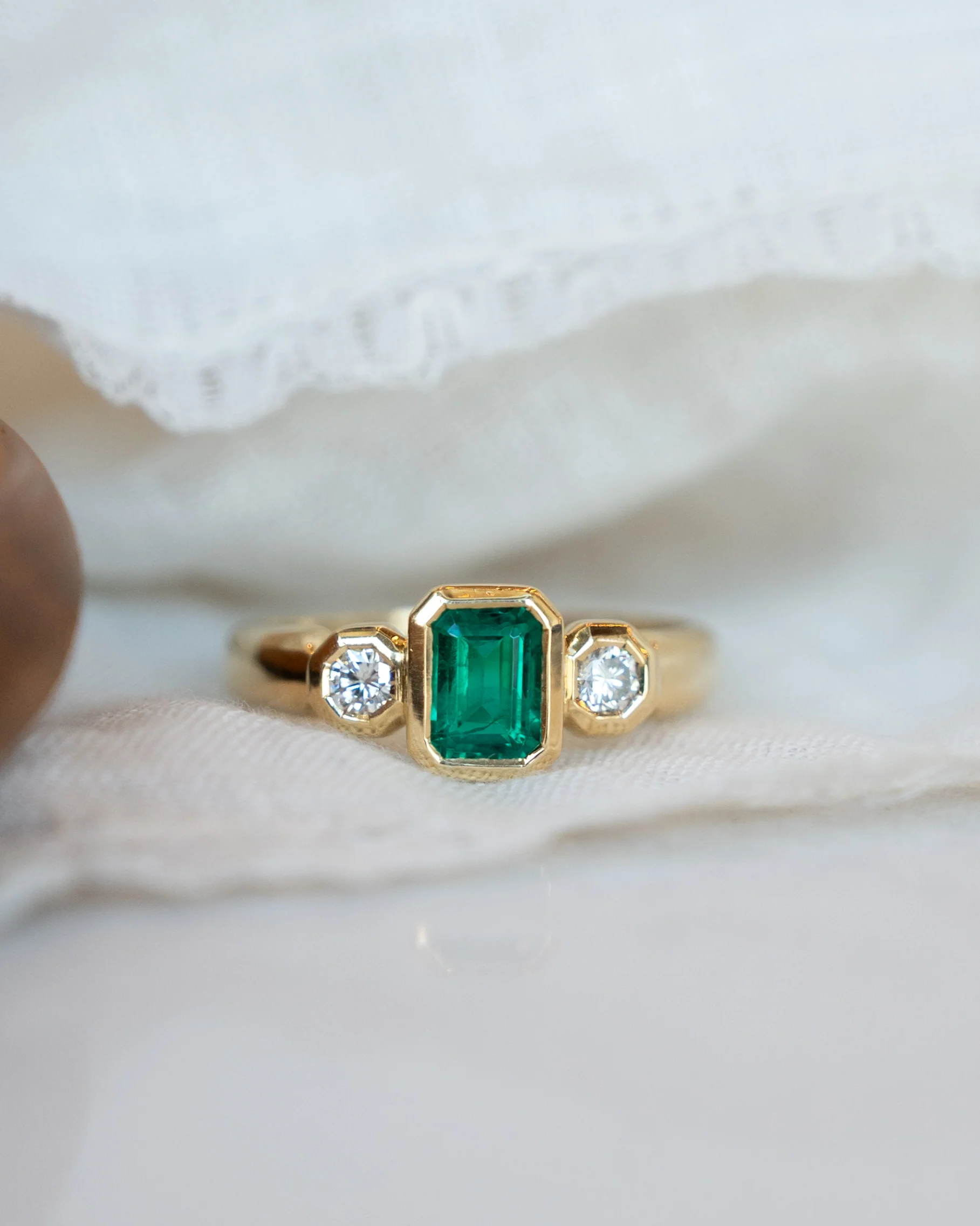 .95 Emerald Three Stone Ring 18k Yellow Gold - Image 6