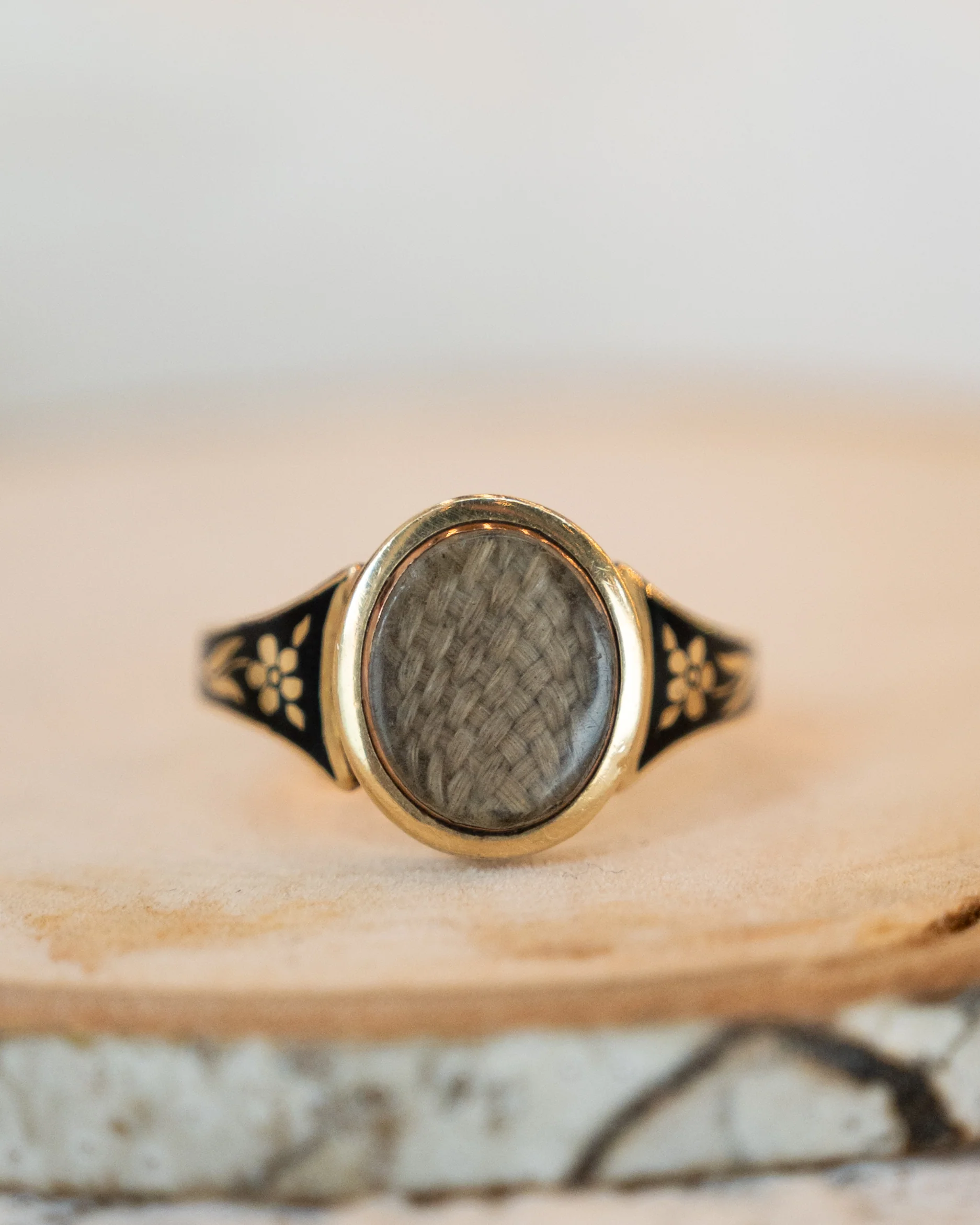 Antique Georgian Mourning Ring in 18k Yellow Gold - Image 6