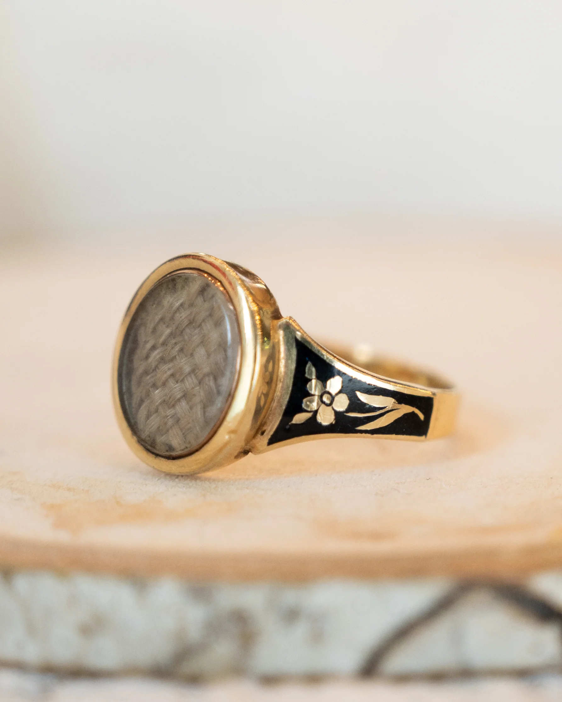 Antique Georgian Mourning Ring in 18k Yellow Gold - Image 7