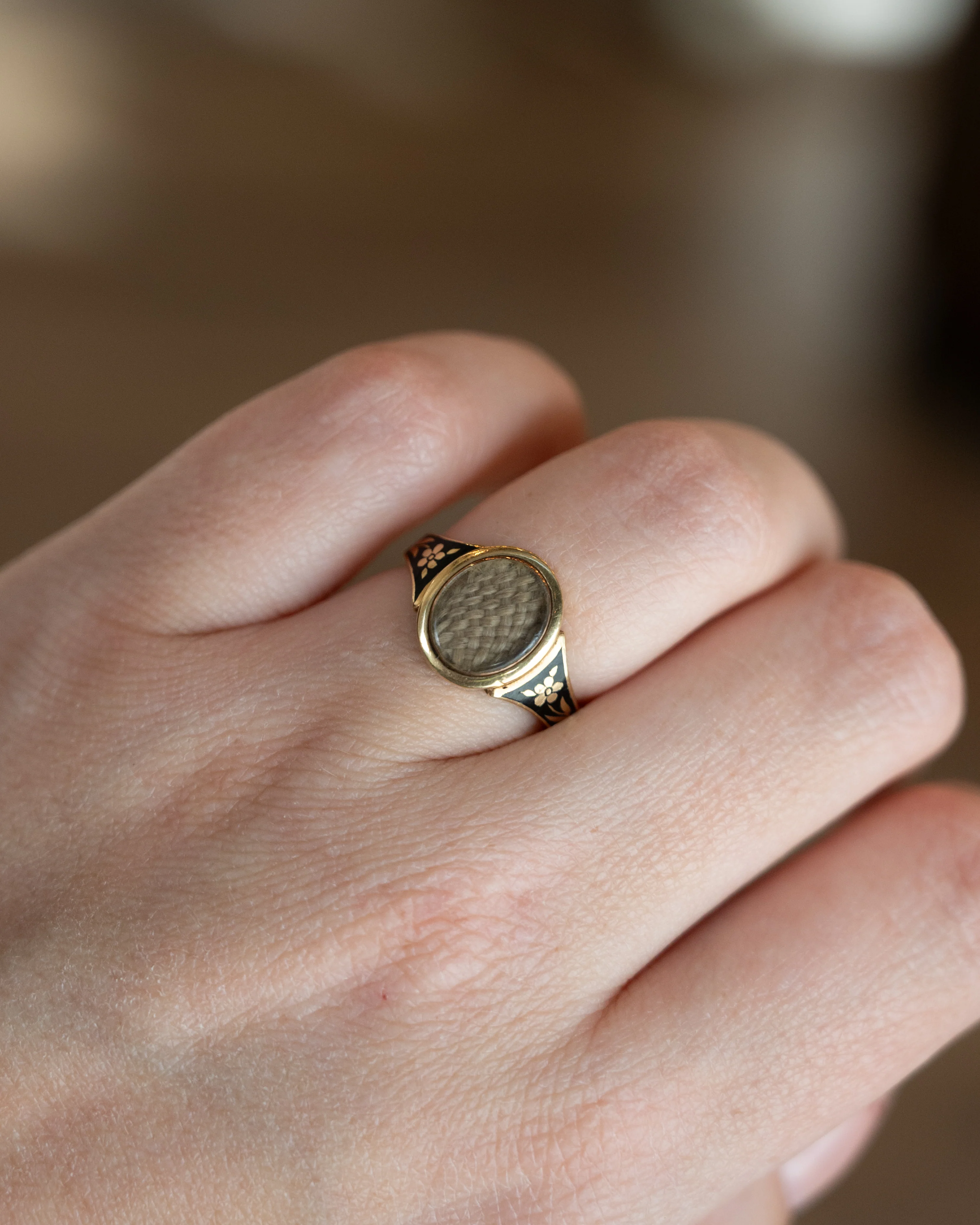 Antique Georgian Mourning Ring in 18k Yellow Gold - Image 8