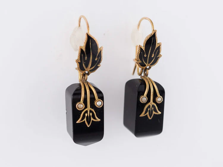 Antique Victorian Onyx and Seed Pearl Mourning Earrings in 14k Yellow Gold - Image 3