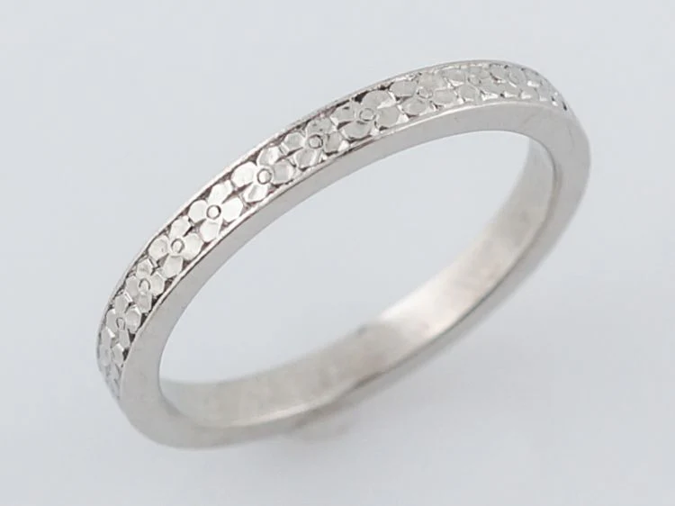 Antique Wedding Band Art Deco Floral Engraved in Platinum - Image 2
