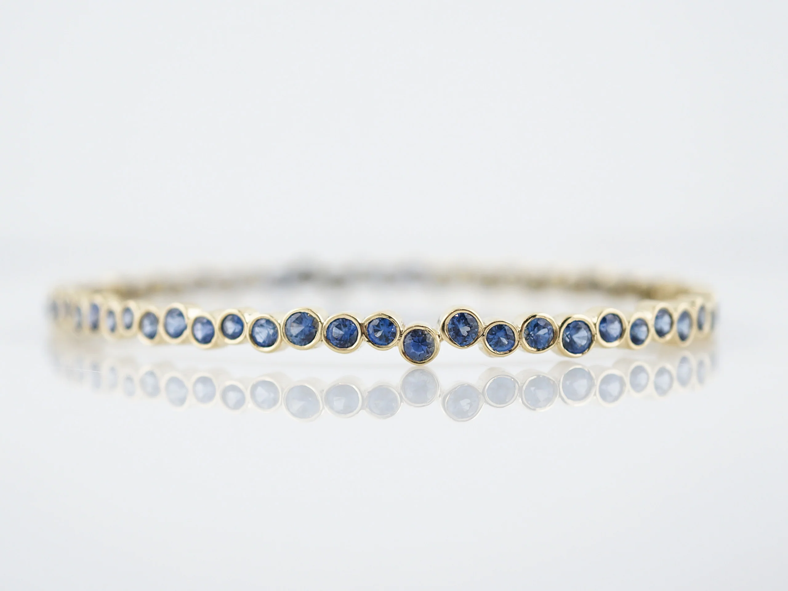 Bangle Bracelet Modern 7.17 Round Cut Sapphire in 18K Yellow Gold - Image 2