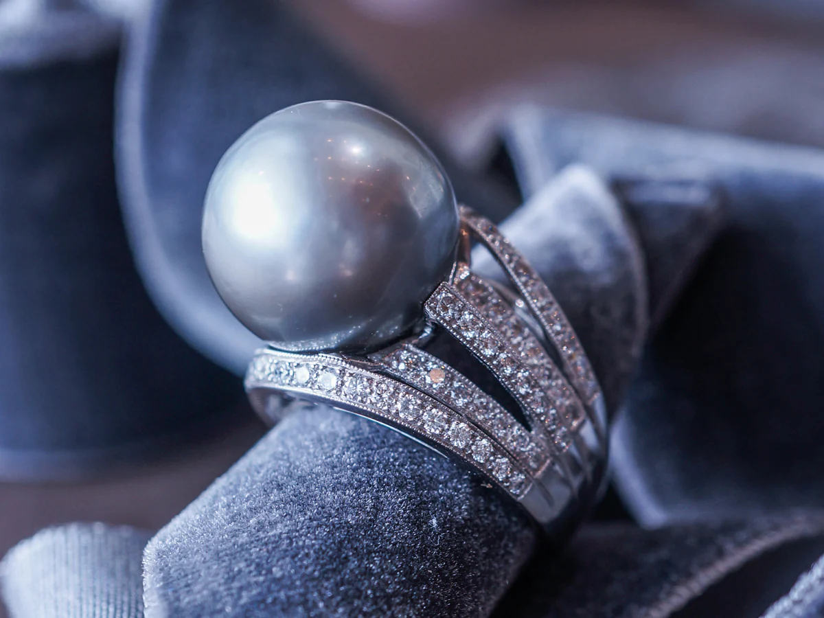 Black Pearl & Diamond Cocktail Ring in Platinum - Image 6
