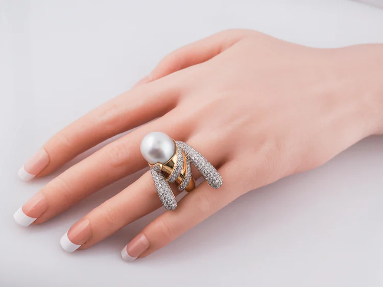 Cocktail Ring Modern Pearl and 4.18 Round Brilliant Diamonds in 18k White & Yellow Gold - Image 7