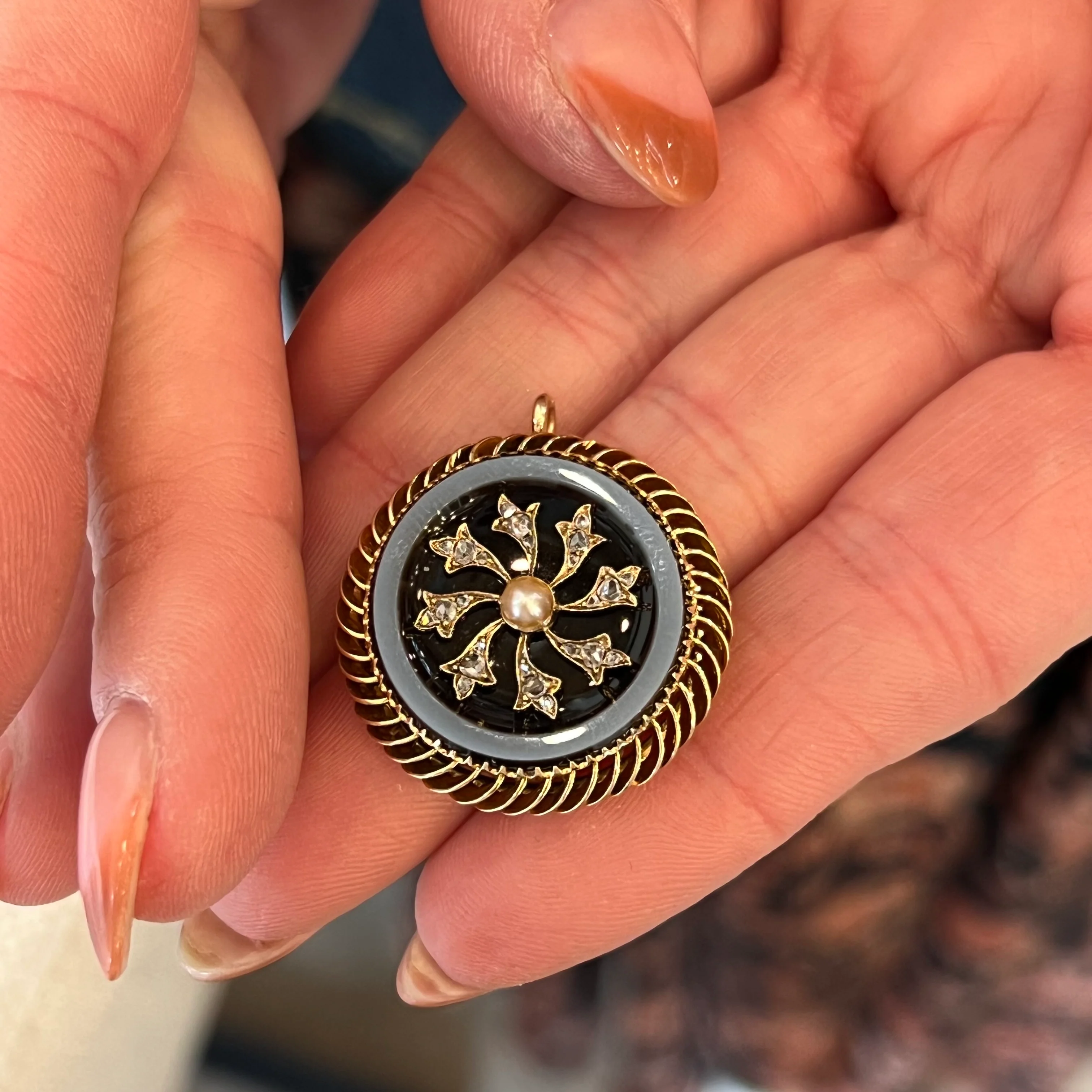 Victorian Diamond Enamel Pendant in 18k Yellow Gold - Image 4