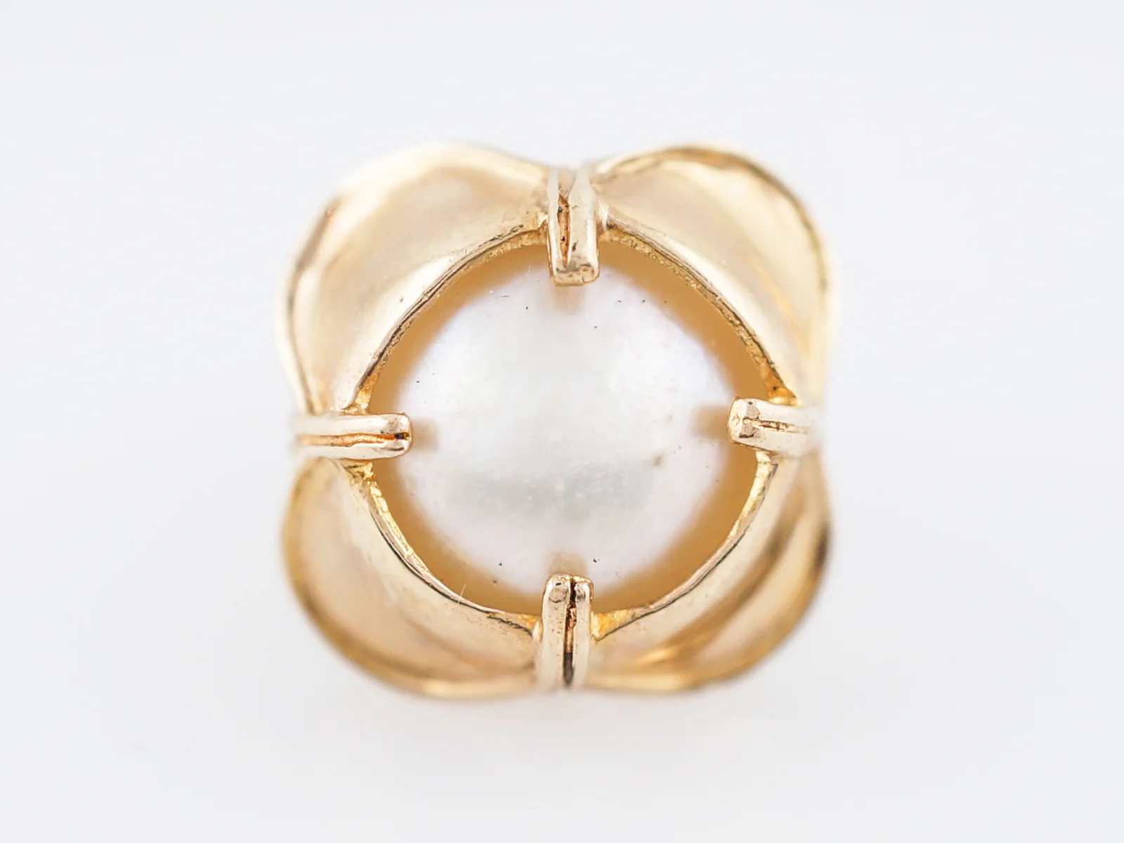 Modern Earrings Mabe Pearl in 18k Yellow Gold - Image 5