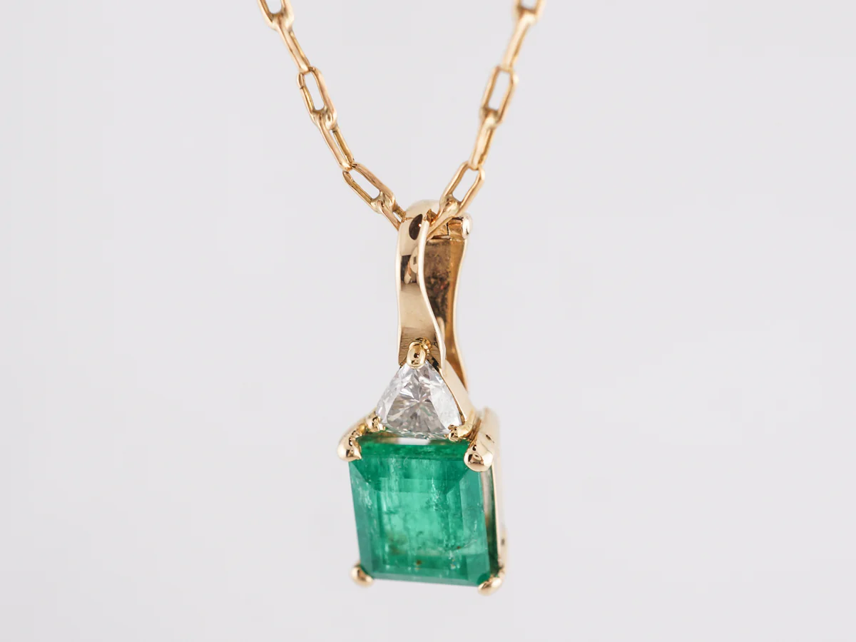 Emerald and Diamond Pendant Necklace in 18k Yellow Gold - Image 3