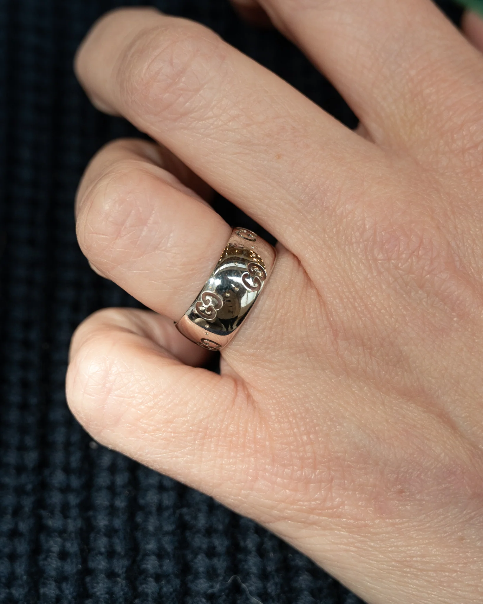 Gucci Icon 8mm Engraved Ring in 18k White Gold - Image 8