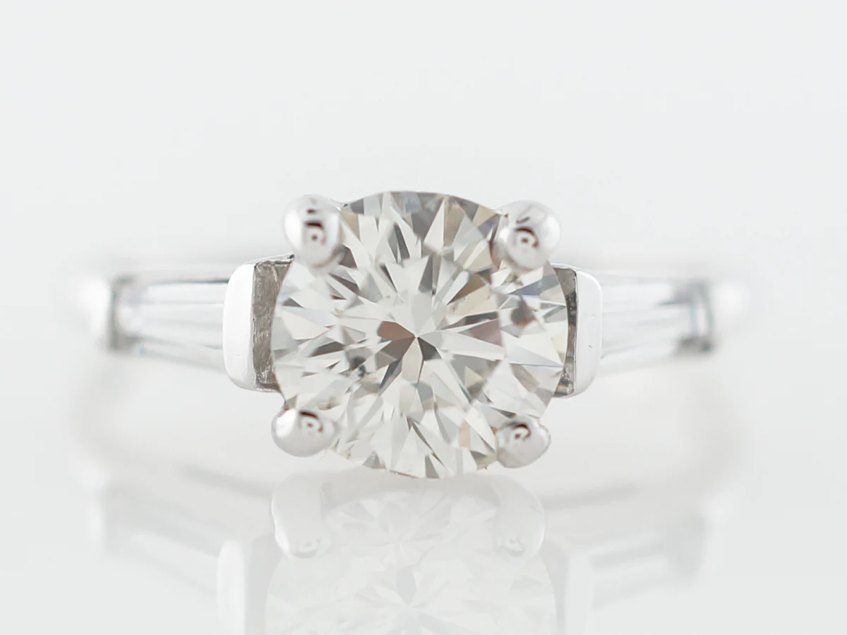 Late Art Deco Diamond Engagement Ring in White Gold - Image 2