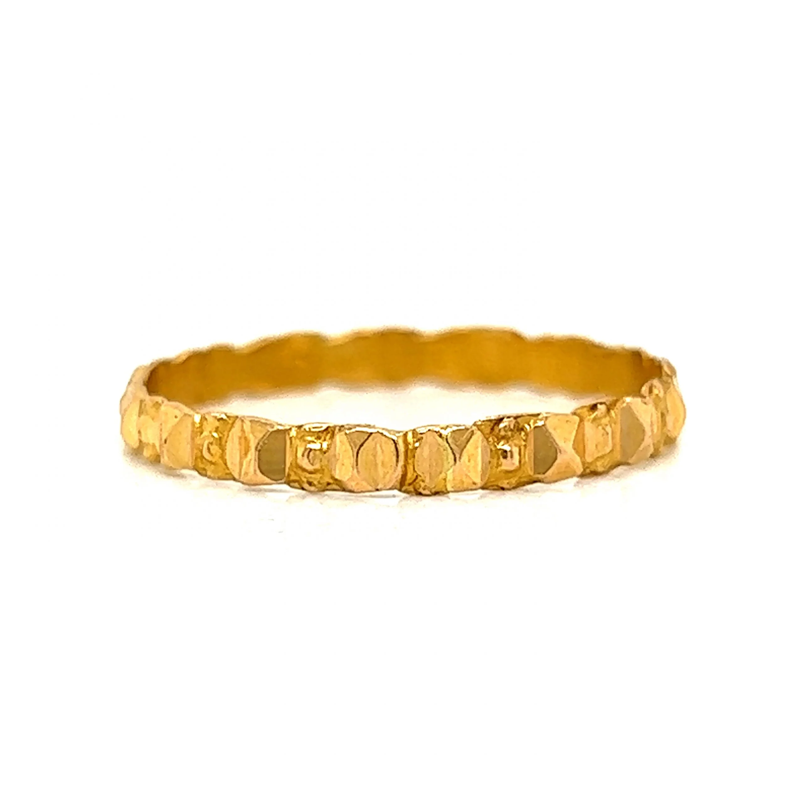 Men's Mid-Century Textured Wedding Band in 18k Yellow Gold - Image 3