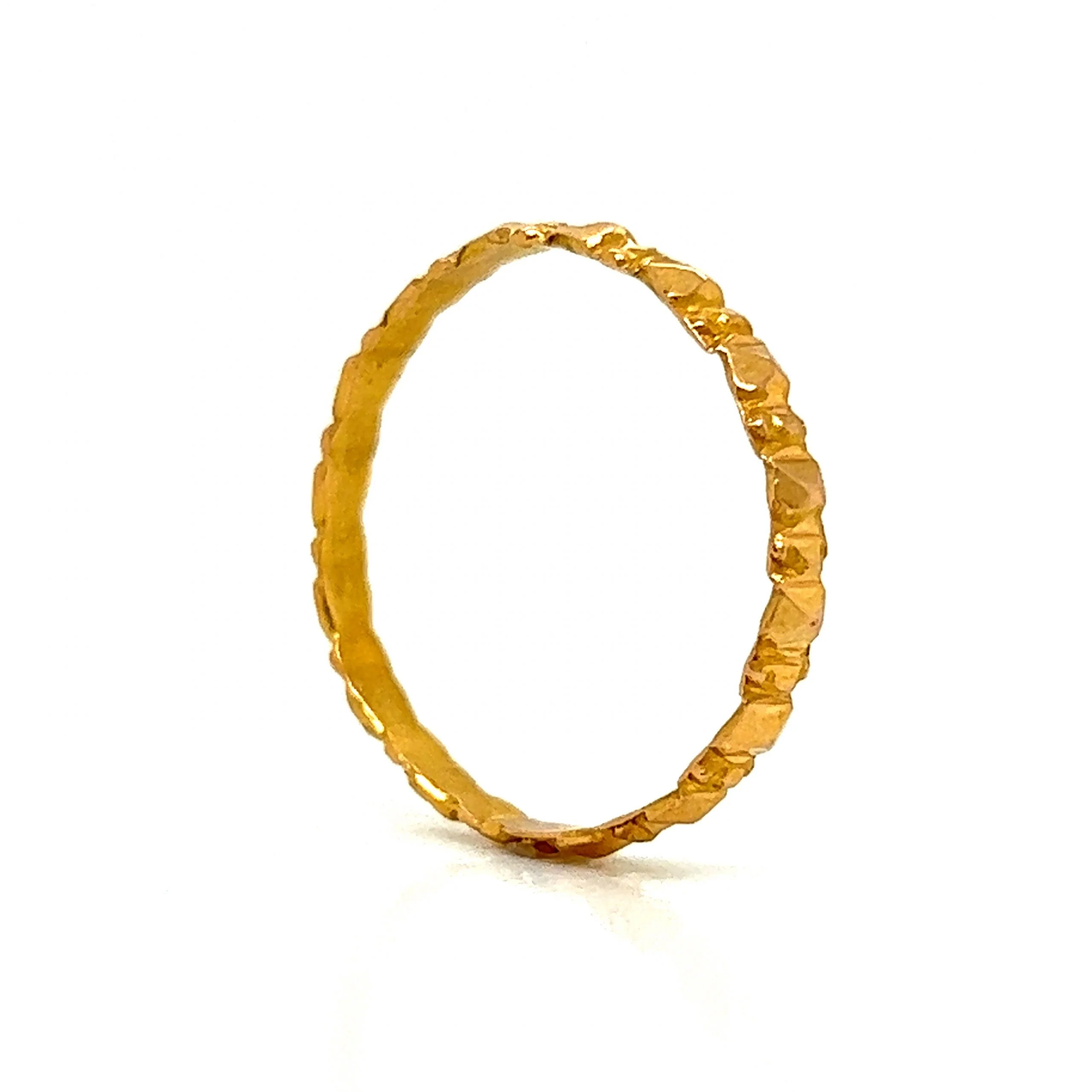 Men's Mid-Century Textured Wedding Band in 18k Yellow Gold - Image 5