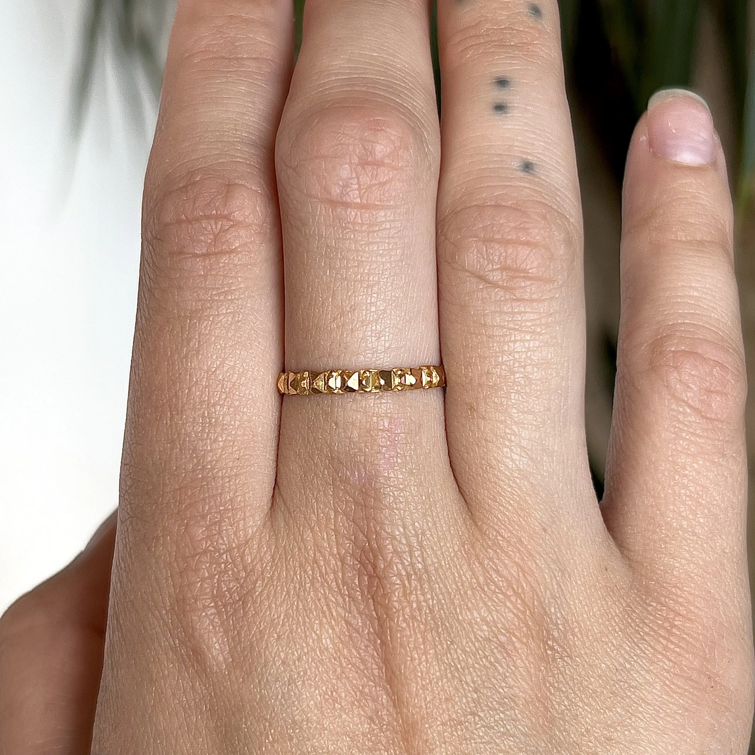 Men's Mid-Century Textured Wedding Band in 18k Yellow Gold - Image 6