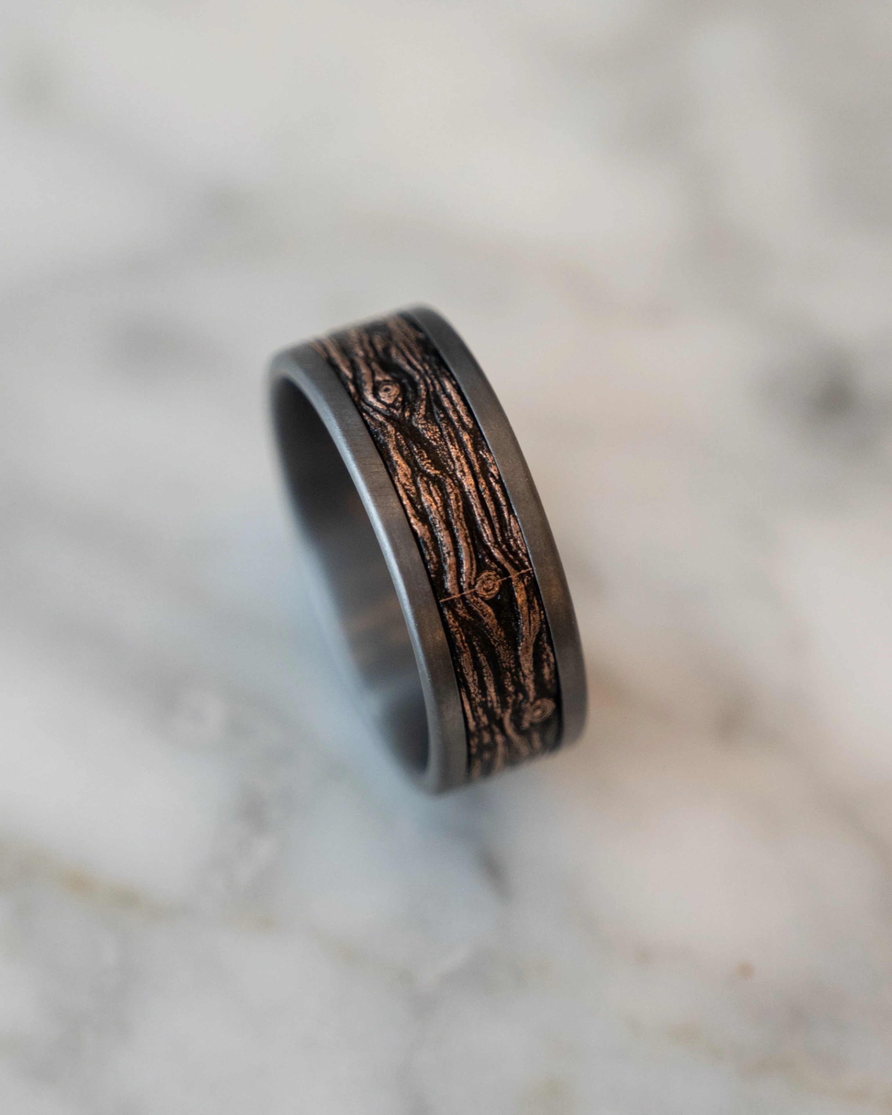 Mens Wood Grain Tantalum Wedding Band in 14k - Image 6