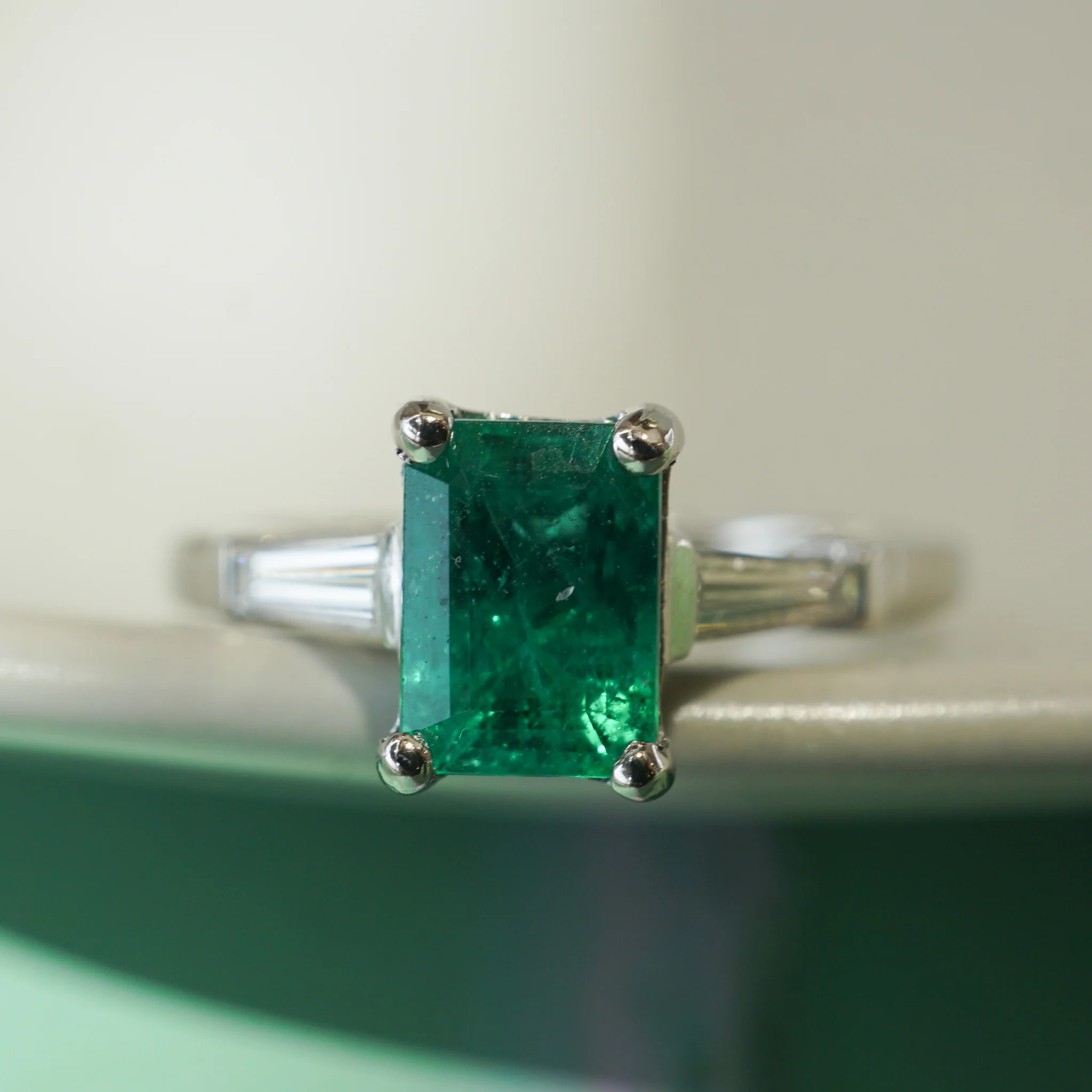 Mid-Century 1.12 Emerald & Diamond Ring in Platinum - Image 6