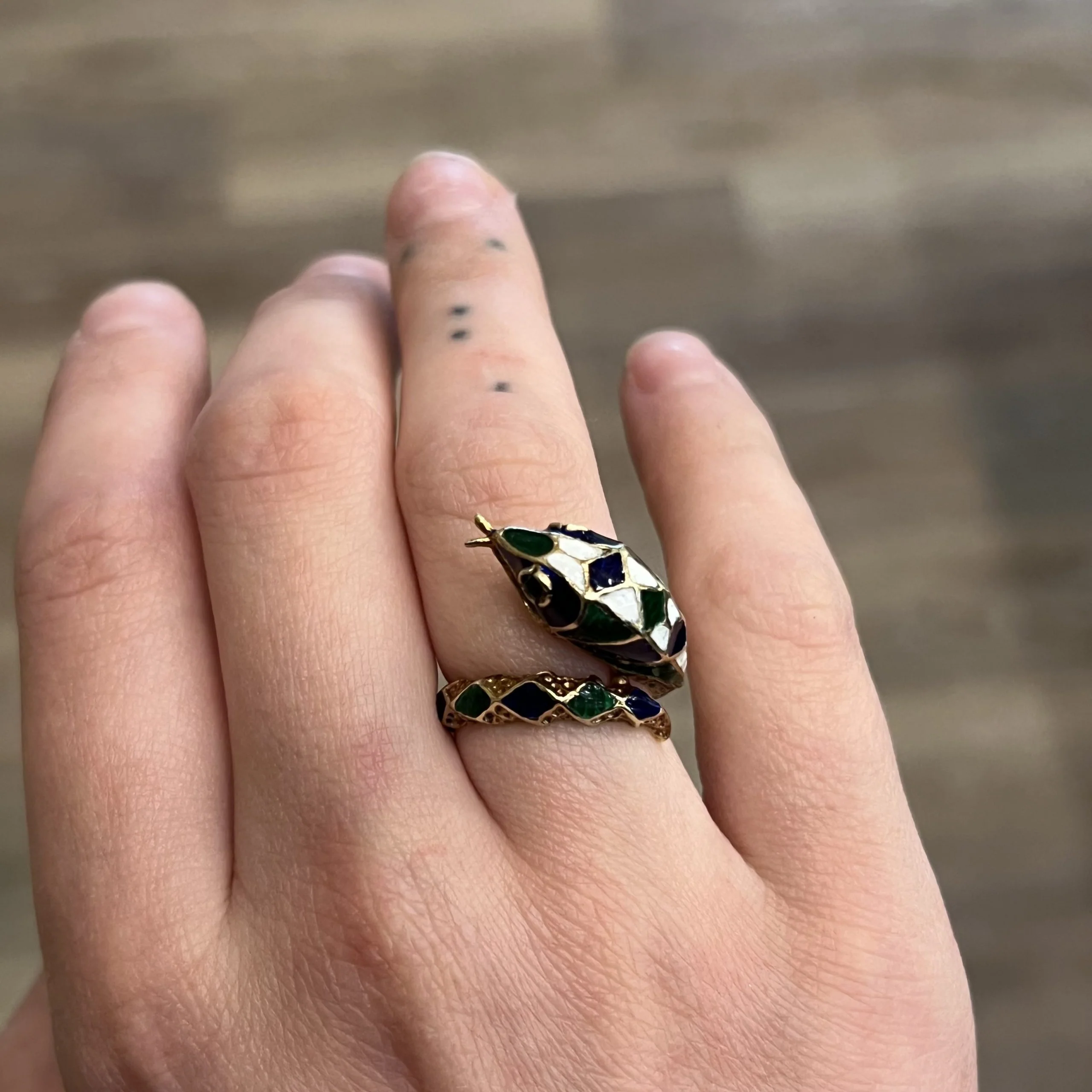Mid-Century Enamel Snake Cocktail Ring in 14k Yellow Gold - Image 6