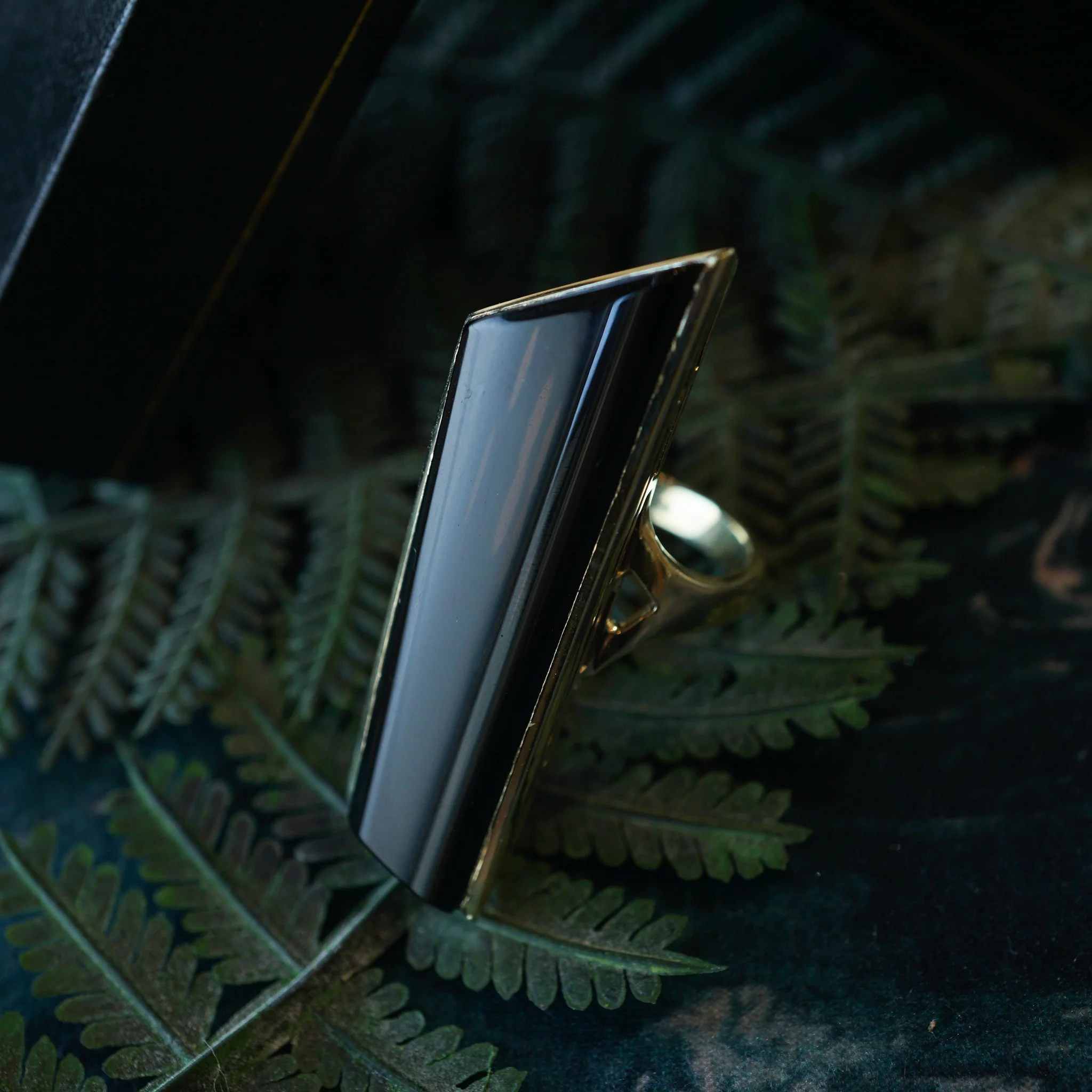 Mid-Century Onyx Shield Cocktail Ring 14k Yellow Gold - Image 6