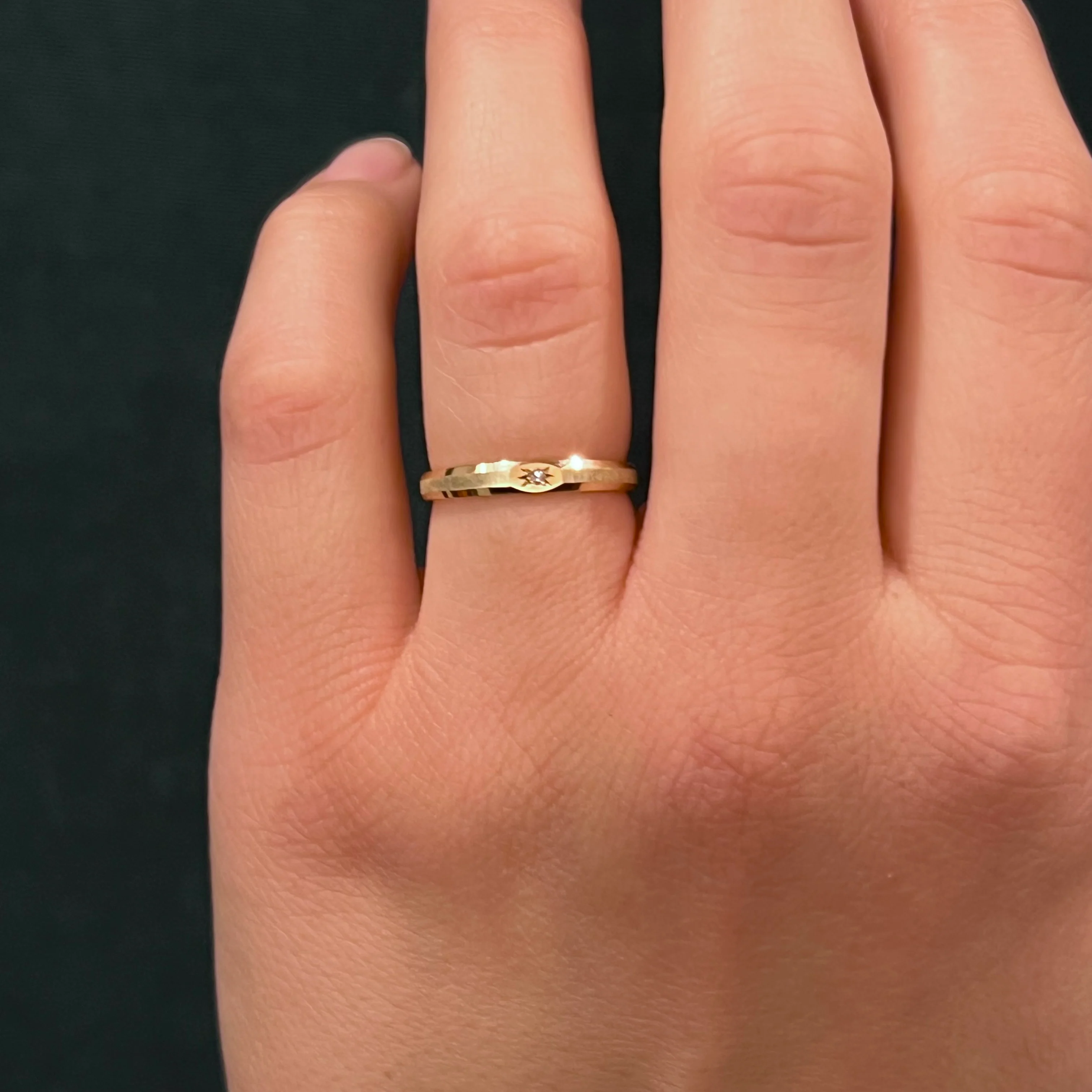 Mid-Century Single Diamond Wedding Band in 14k Yellow Gold - Image 6