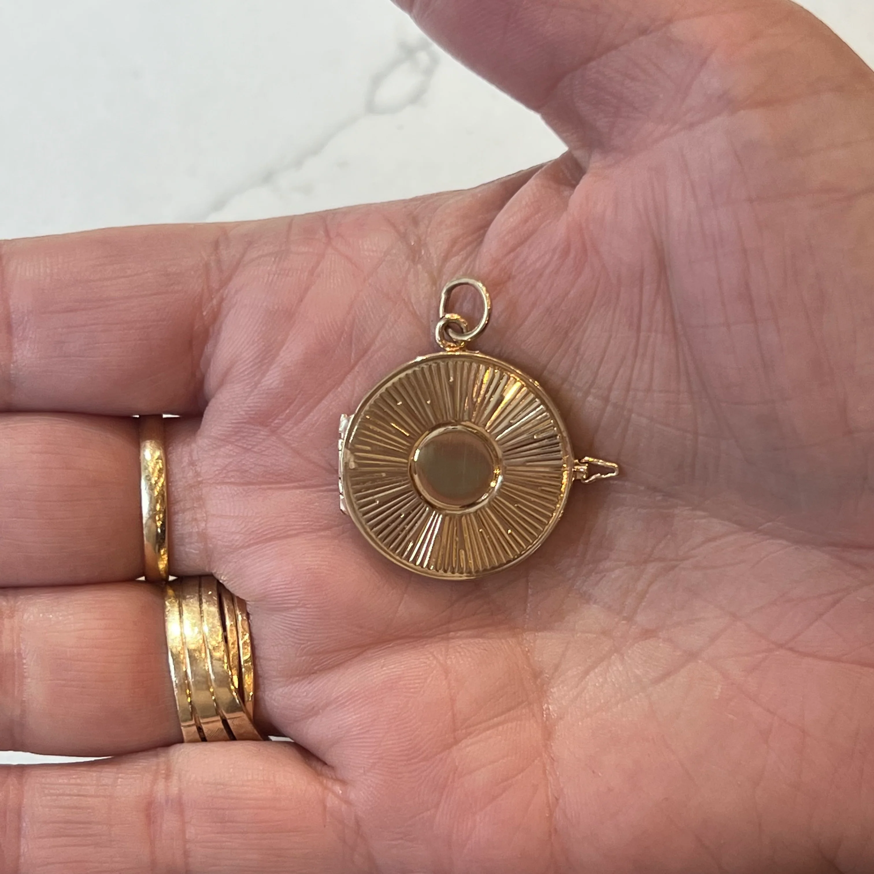 Mid-Century Sun Locket Pendant in 14k Yellow Gold - Image 4