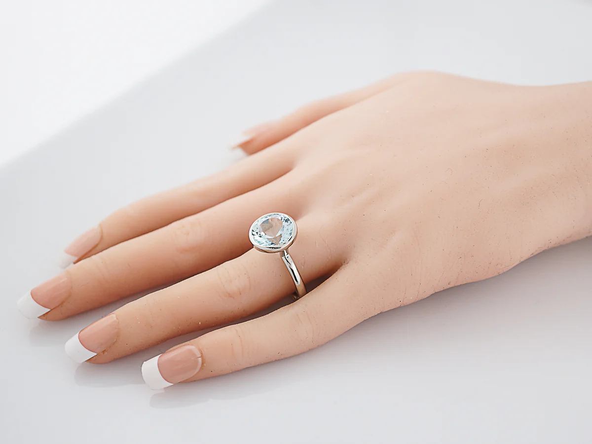 Modern 4.45 Round Brilliant Cut Aquamarine Ring in Platinum - Image 9