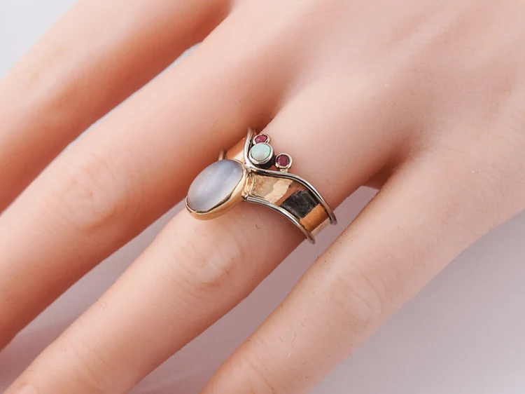 Modern Right Hand Ring 2.02ct Cabochon Cut Moonstone in 14k Yellow Gold - Image 9