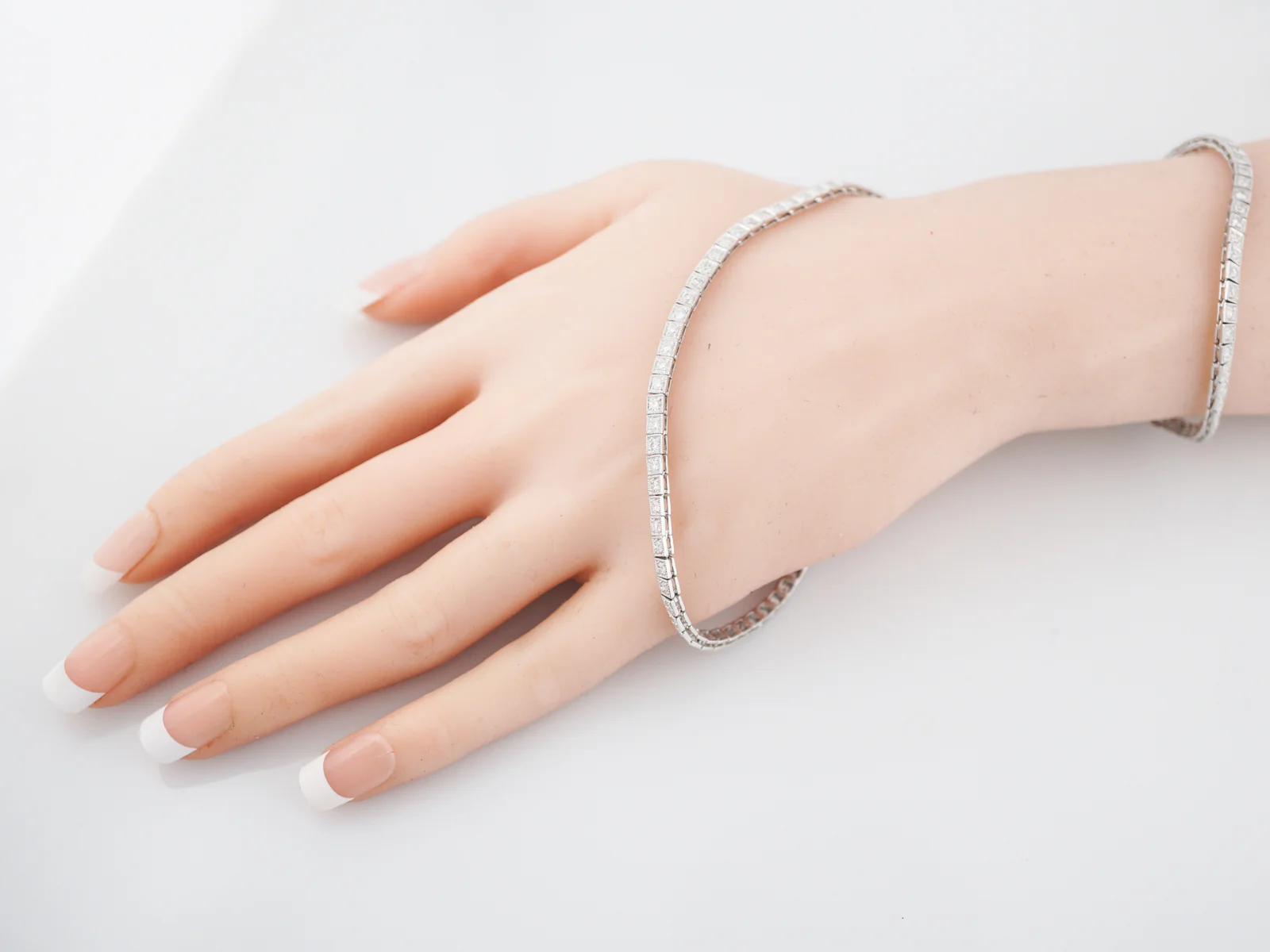 Necklace Modern 5.10 Round Brilliant Cut Diamond in Platinum - Image 6