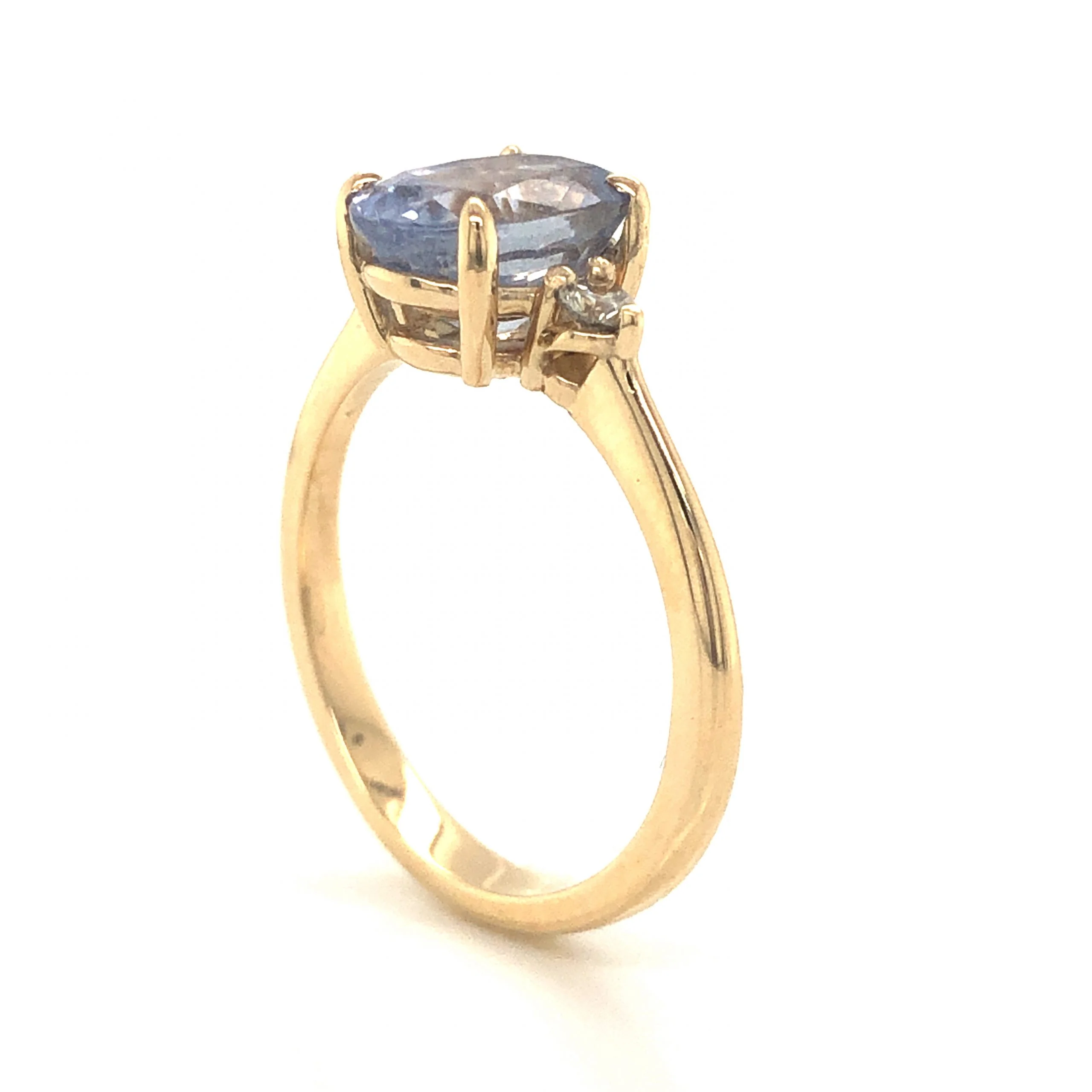 Oval Cut Lavender Sapphire Engagement Ring in Yellow Gold - Image 4