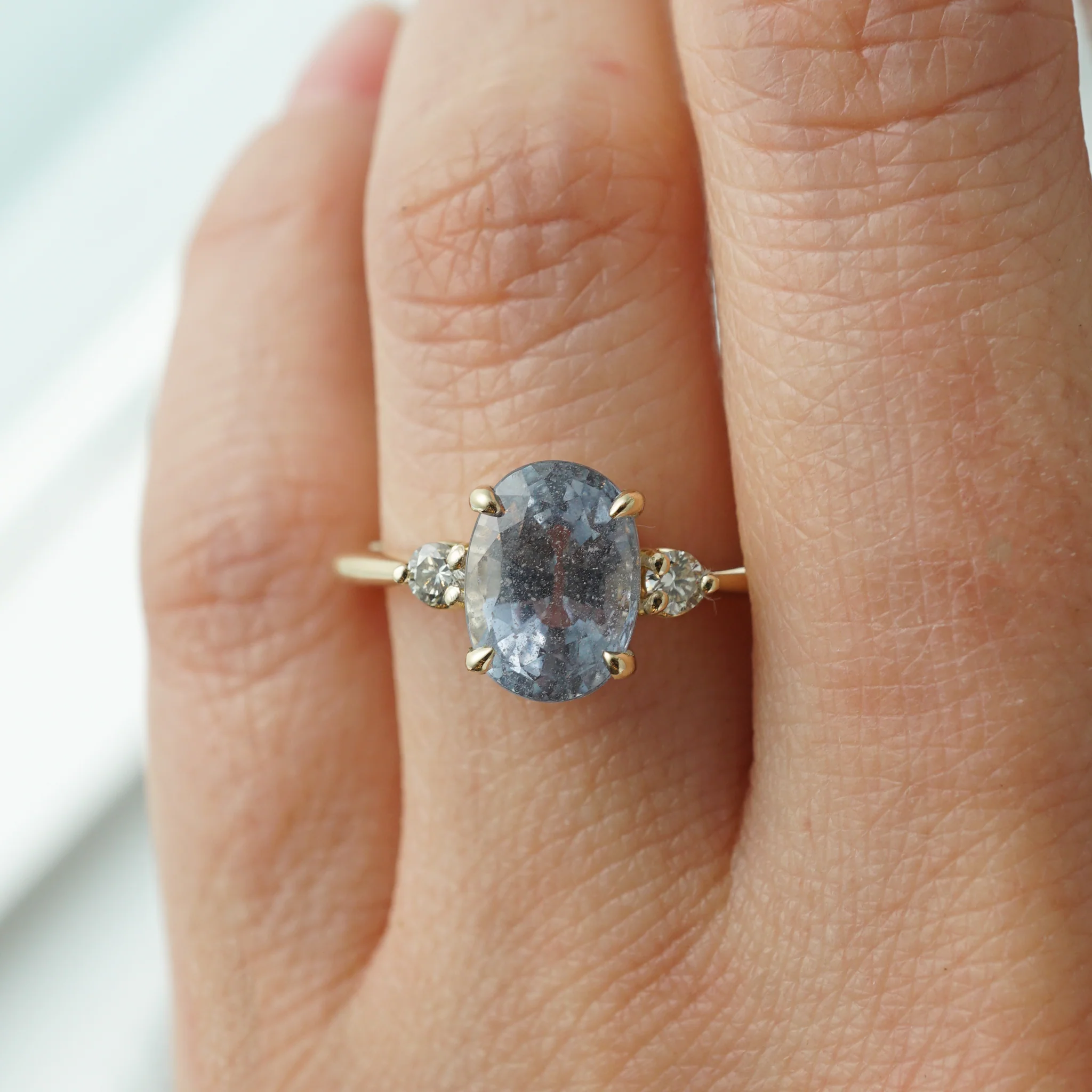 Oval Cut Lavender Sapphire Engagement Ring in Yellow Gold - Image 5
