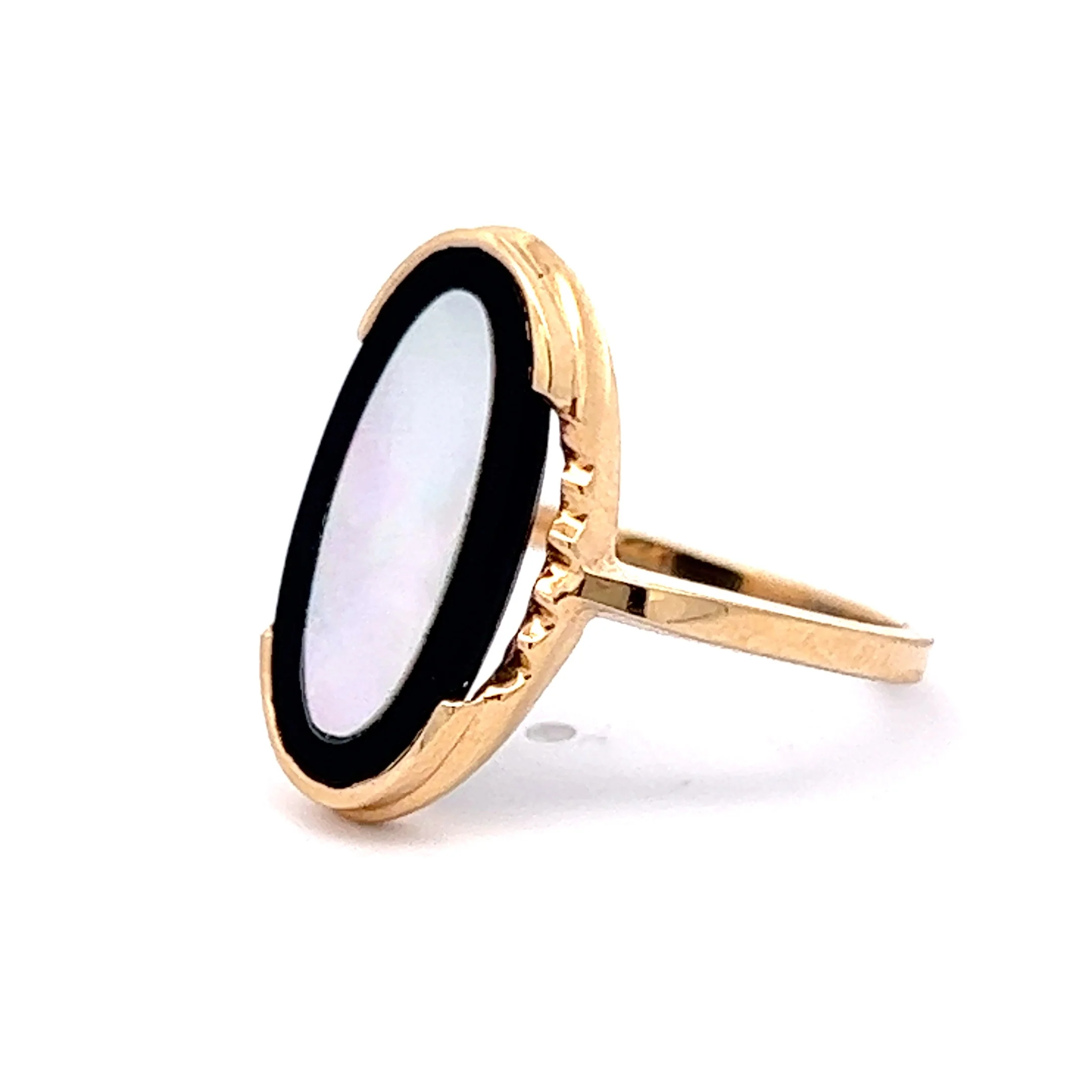 Mother Of Pearl And Black Onyx Cocktail Ring in Yellow Gold - Image 2