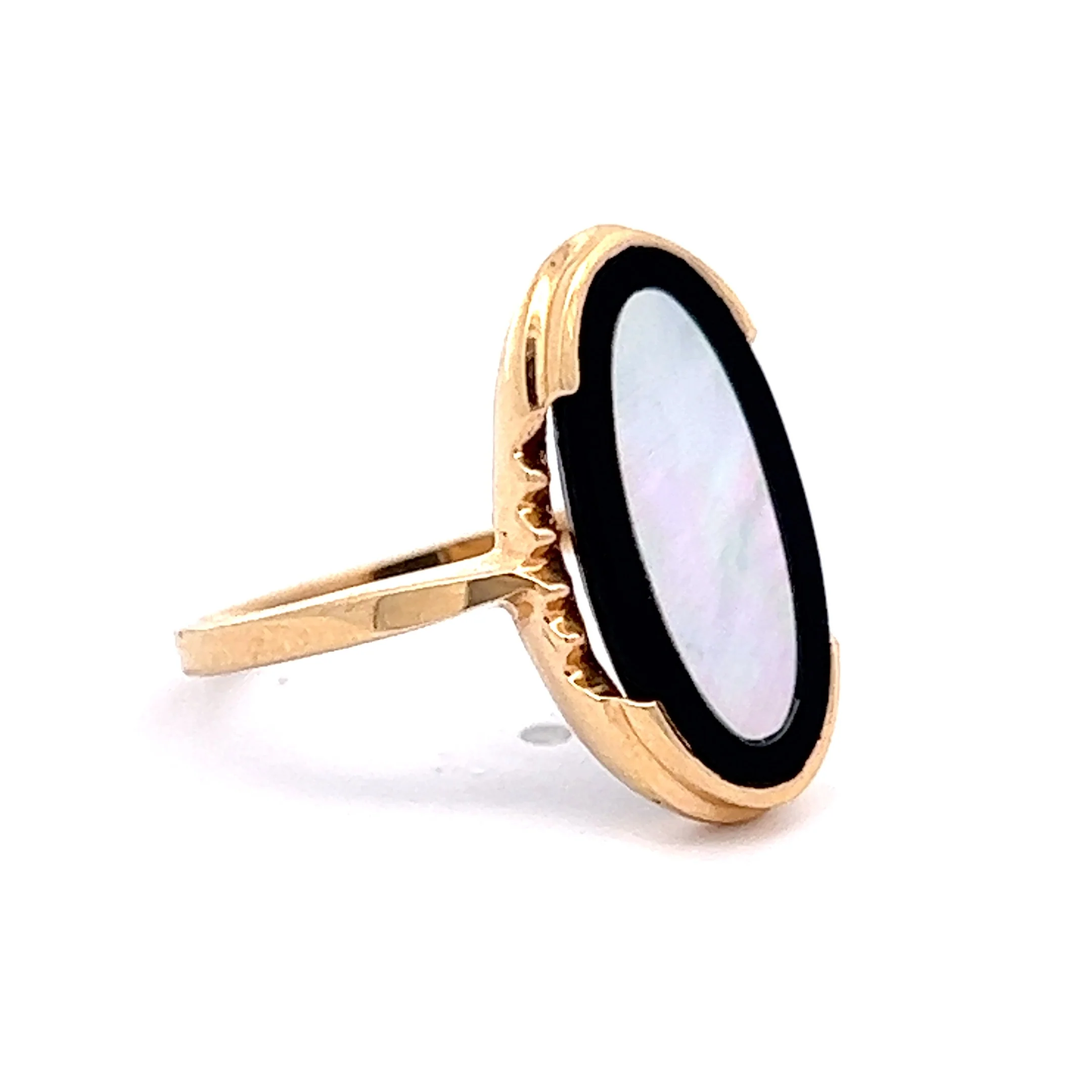 Mother Of Pearl And Black Onyx Cocktail Ring in Yellow Gold - Image 3