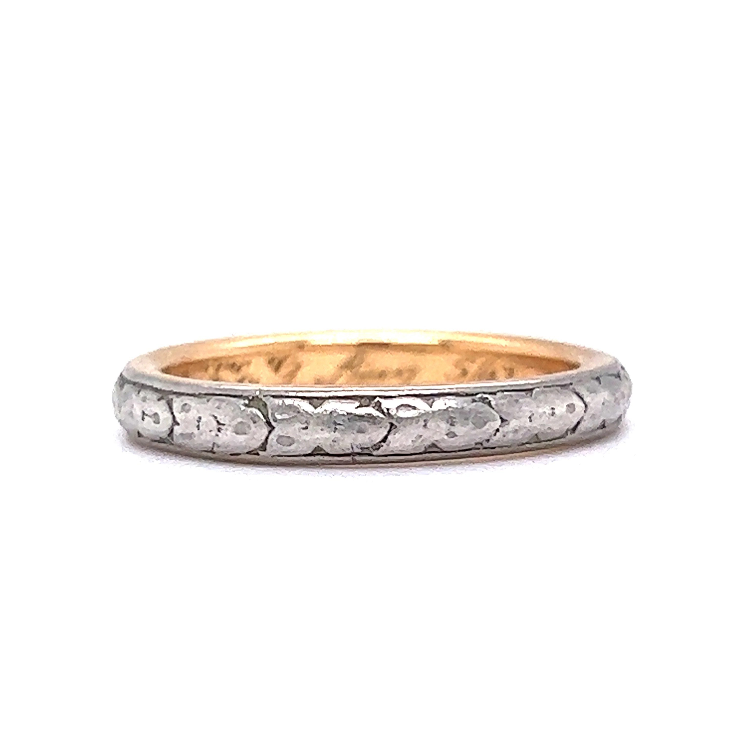 1900's Antique Engraved Wedding Band in 18k White & Yellow Gold - Image 3