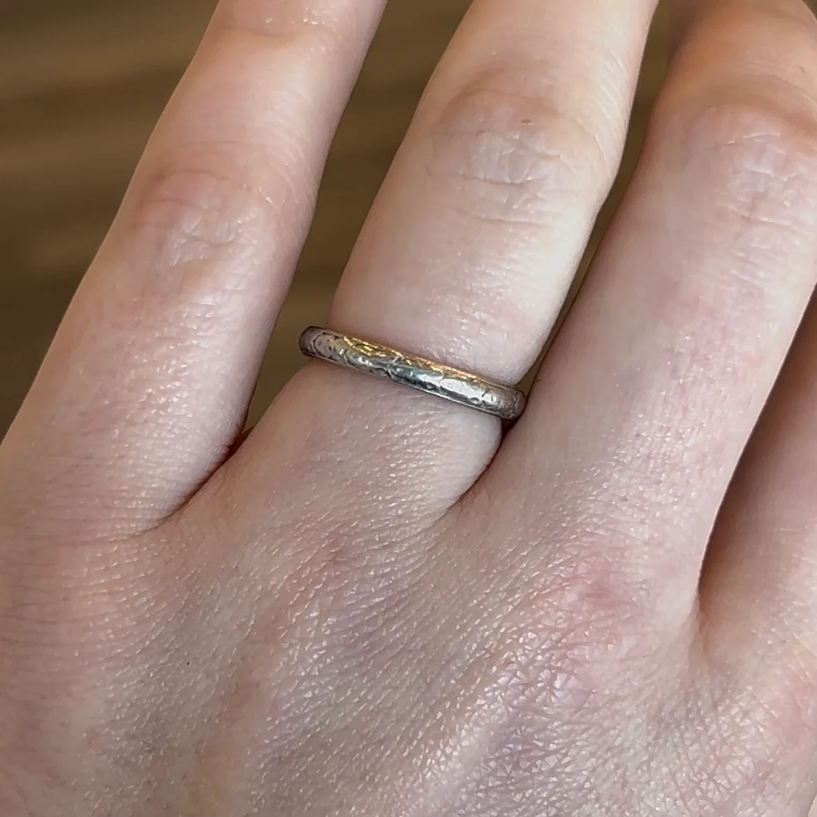 1900's Antique Engraved Wedding Band in 18k White & Yellow Gold - Image 6