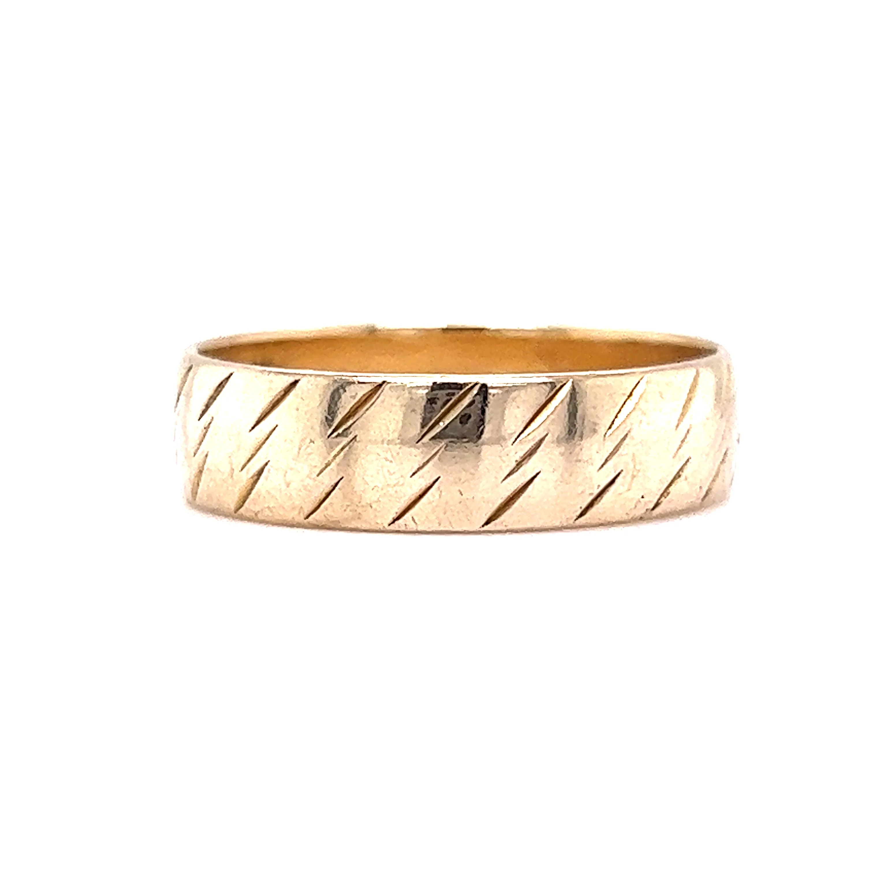 Men's Mid-Century Etched Wedding Band in 14k Yellow Gold - Image 2