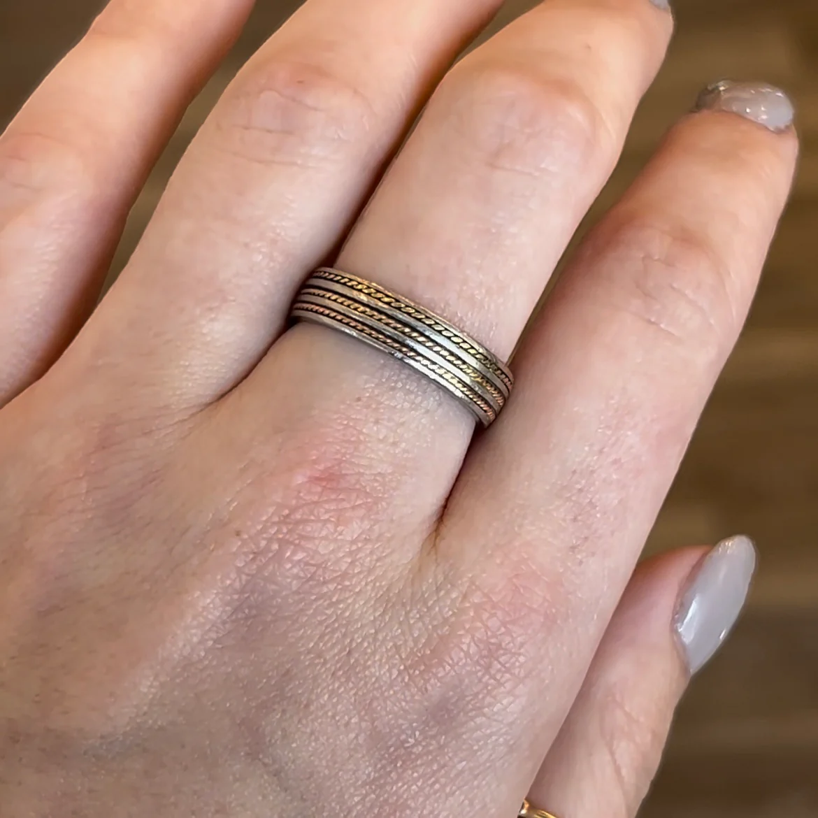 Men's Rope Textured Gold Inlay Wedding Band in Platinum & 14k - Image 6