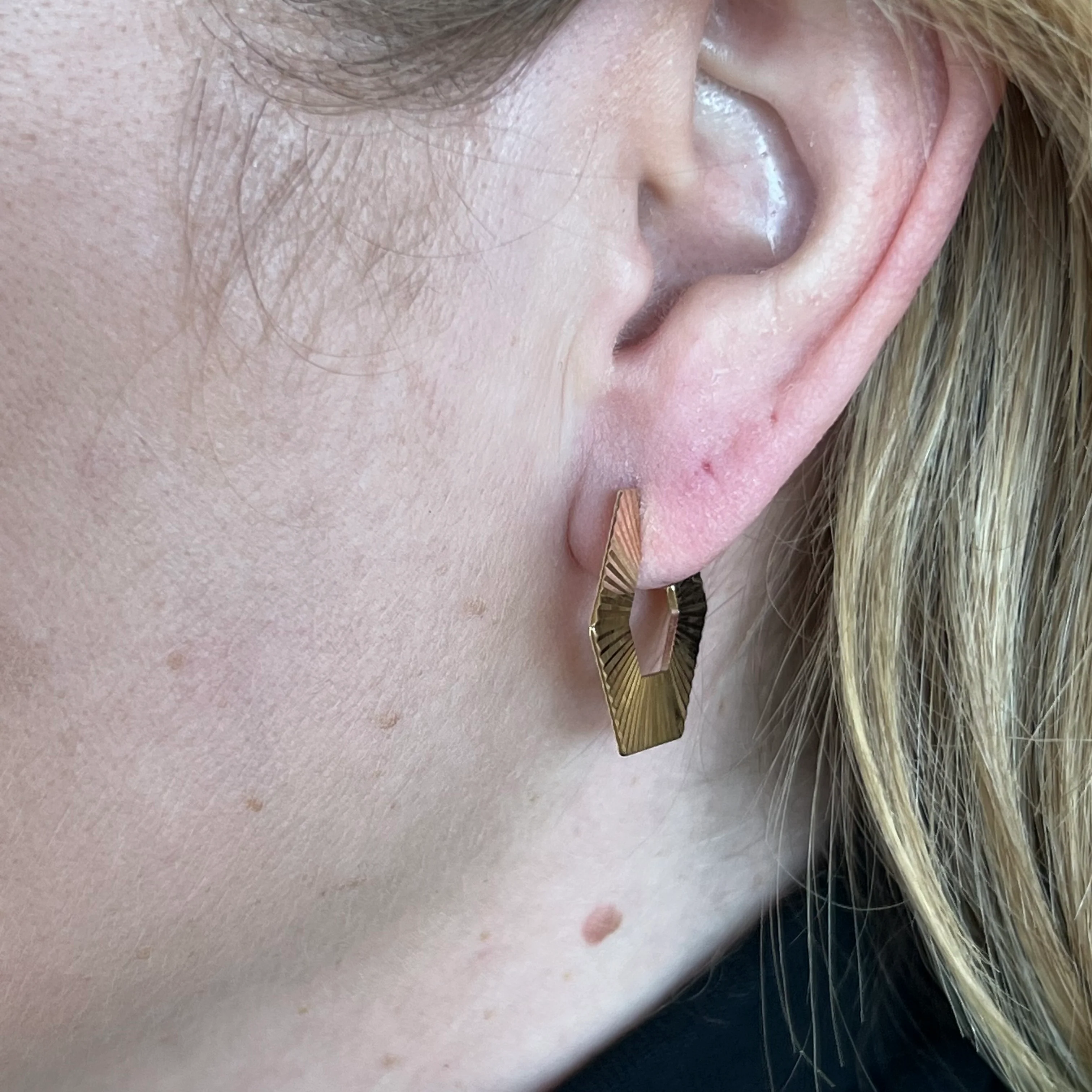 Textured Geometric Hoop Earrings in 14k Yellow Gold - Image 4