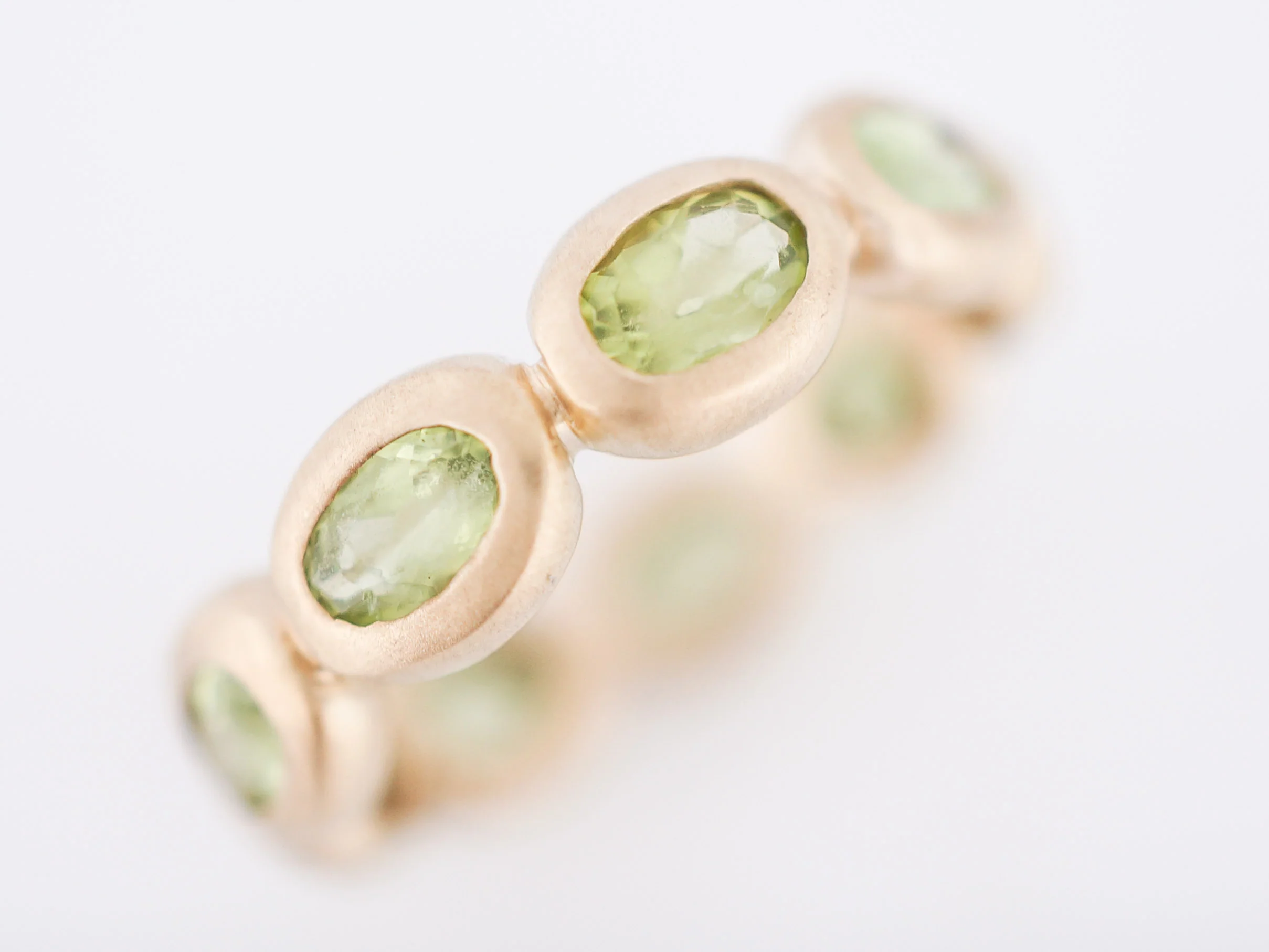 Right Hand Ring Modern 2.97 Oval Cut Peridot in 14K Yellow Gold - Image 2
